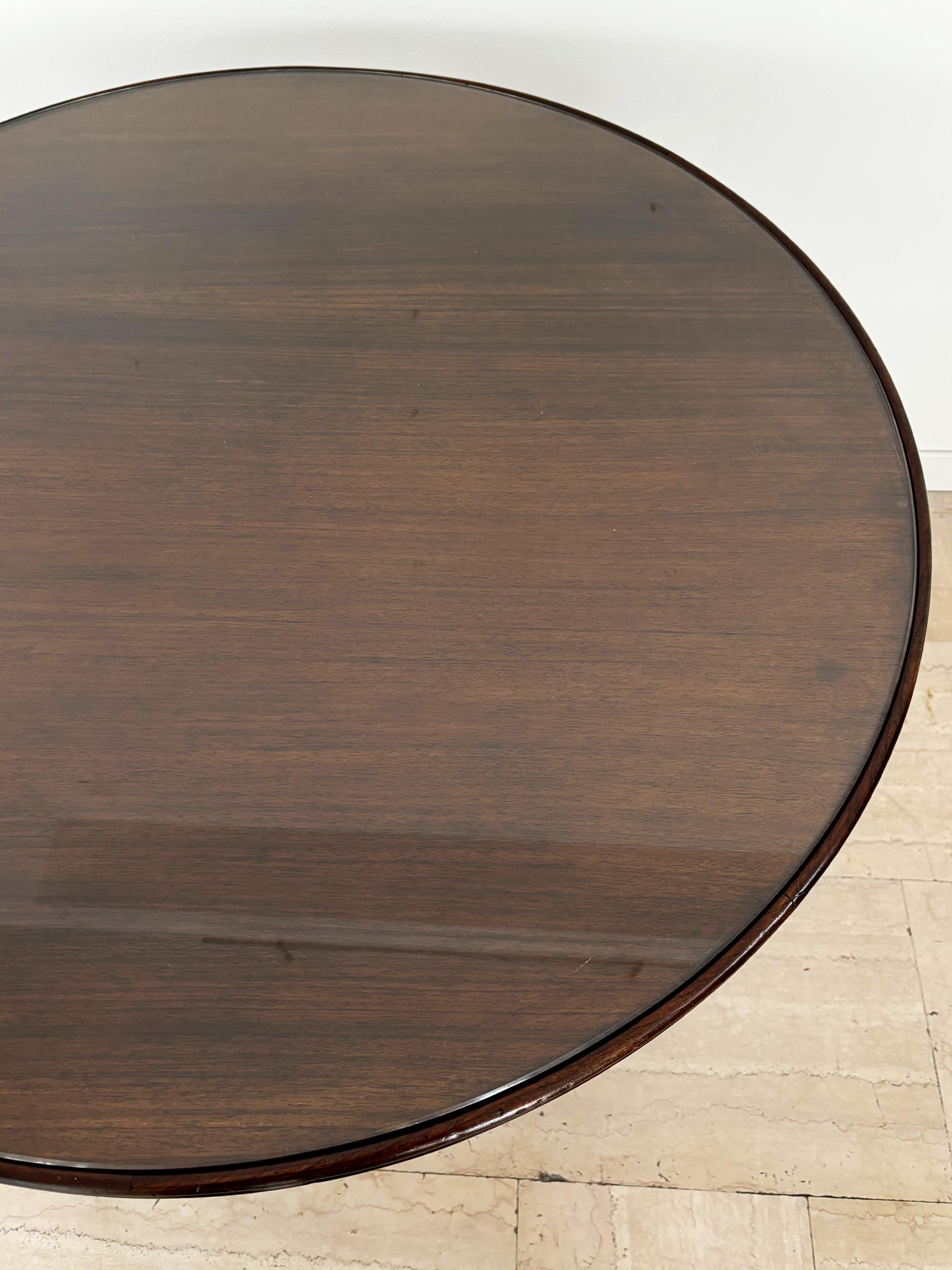 italien Table de salle à manger ronde en laiton, verre et bois Paolo Buffa, Italie, milieu du siècle, années 1950 en vente