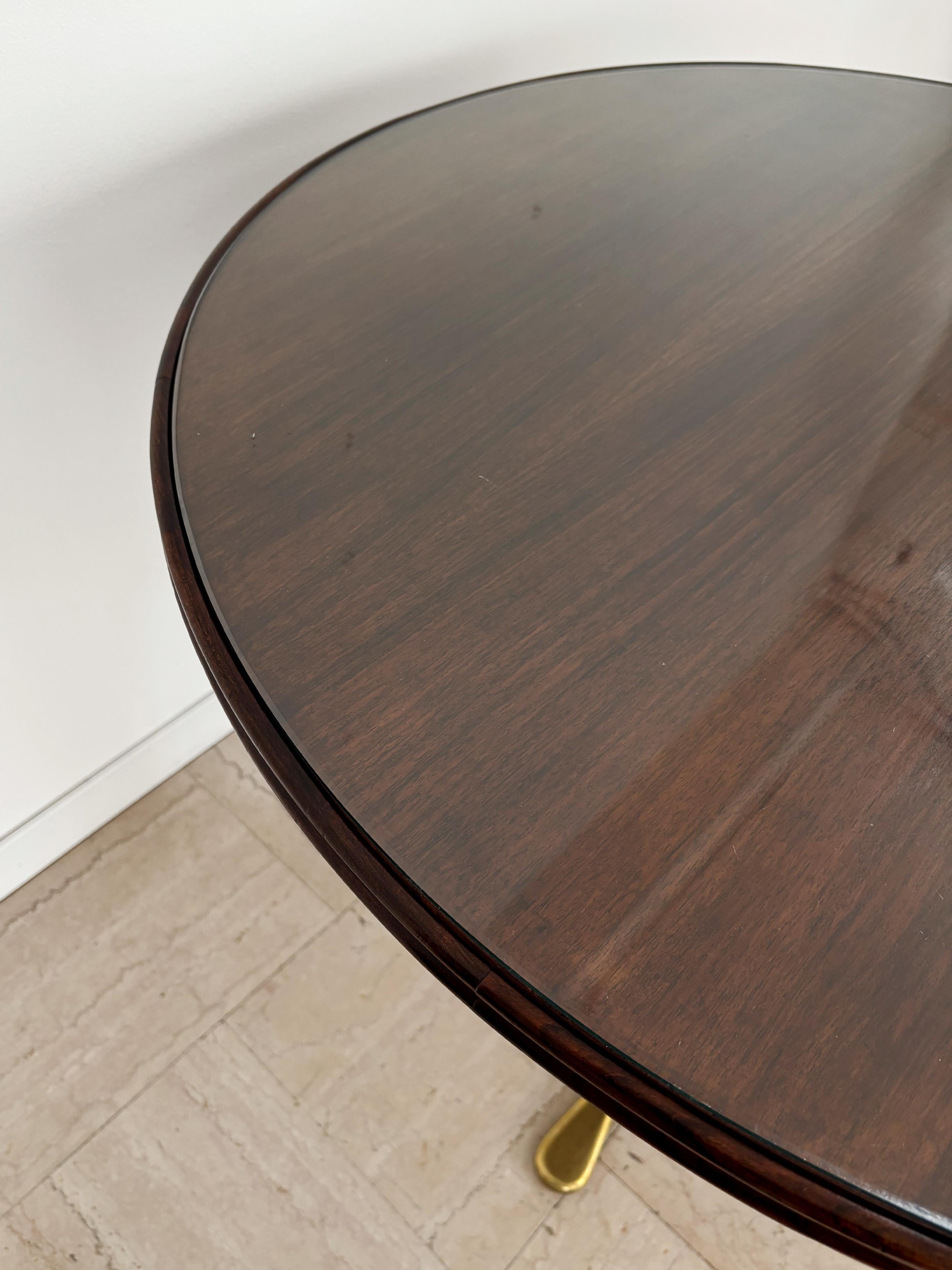 Laiton Table de salle à manger ronde en laiton, verre et bois Paolo Buffa, Italie, milieu du siècle, années 1950 en vente