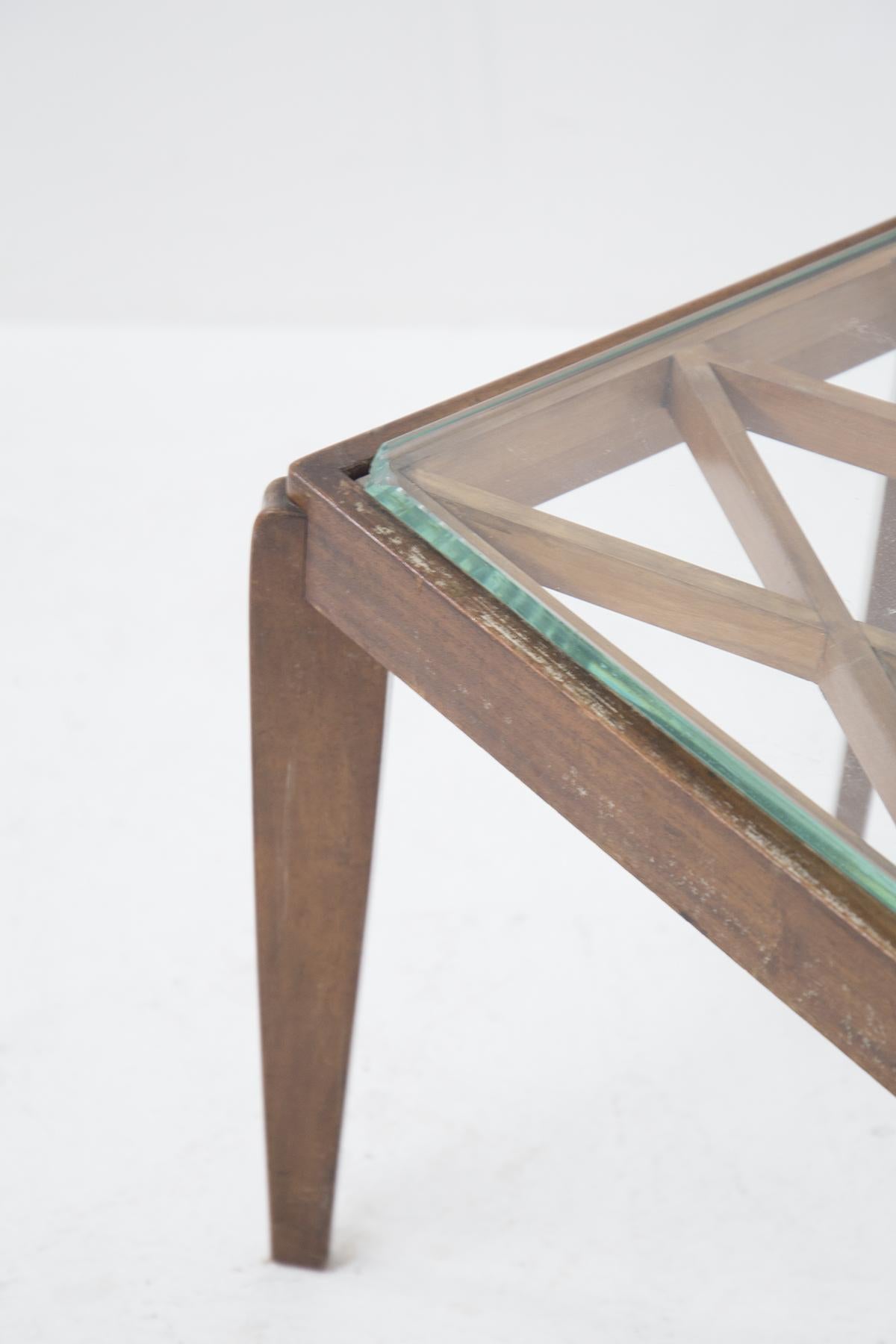 Beautiful vintage coffee table of fine Italian manufacture, attributed to the great Italian designer Paolo Buffa of the 1950s.
The wooden frame is very elegant with simple and rigid lines.
The table top features a geometric diamond pattern made of