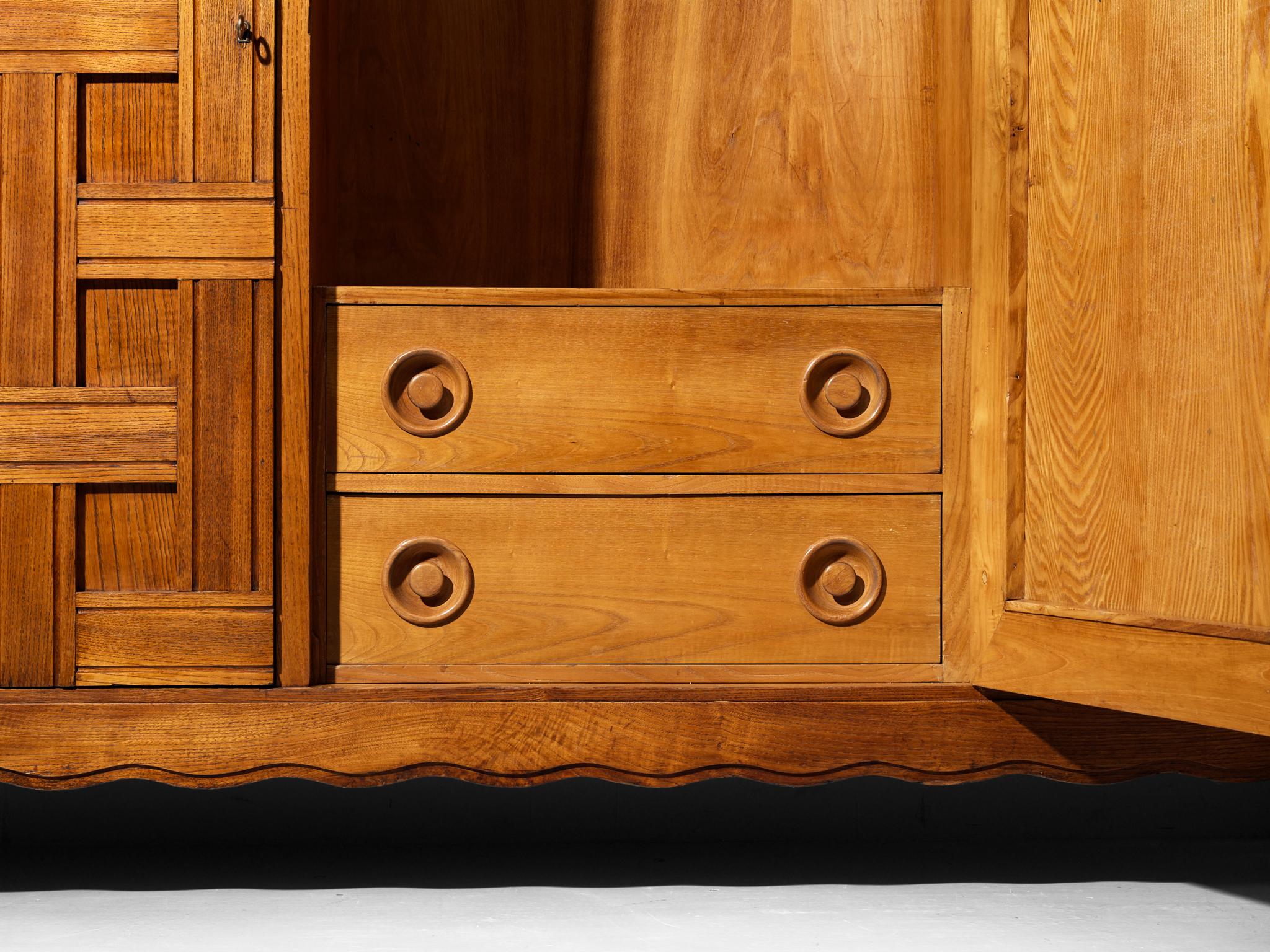 Paolo Buffa grand buffet ou armoire en châtaignier des années 1940 en vente 3