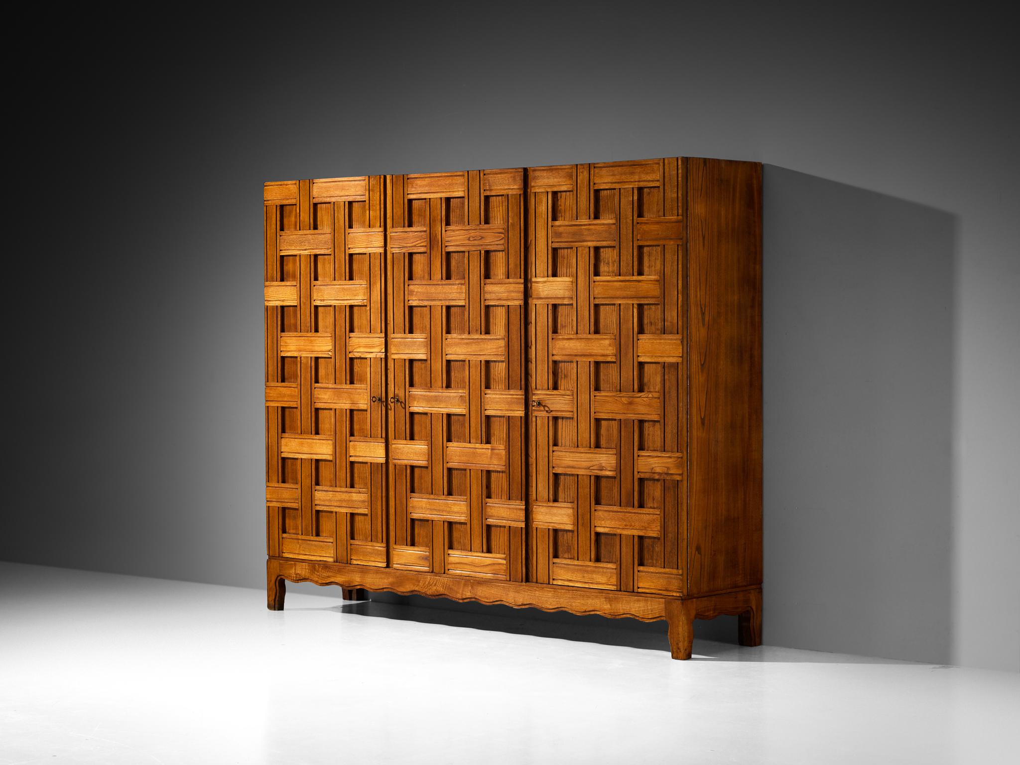 Paolo Buffa, armoire ou grand meuble, châtaignier, Italie, années 1940

Cette rare armoire au charme décoratif subtil est l'œuvre du talentueux designer et architecte italien Paolo Buffa (1903-1970). Son design incarne magnifiquement l'éthique