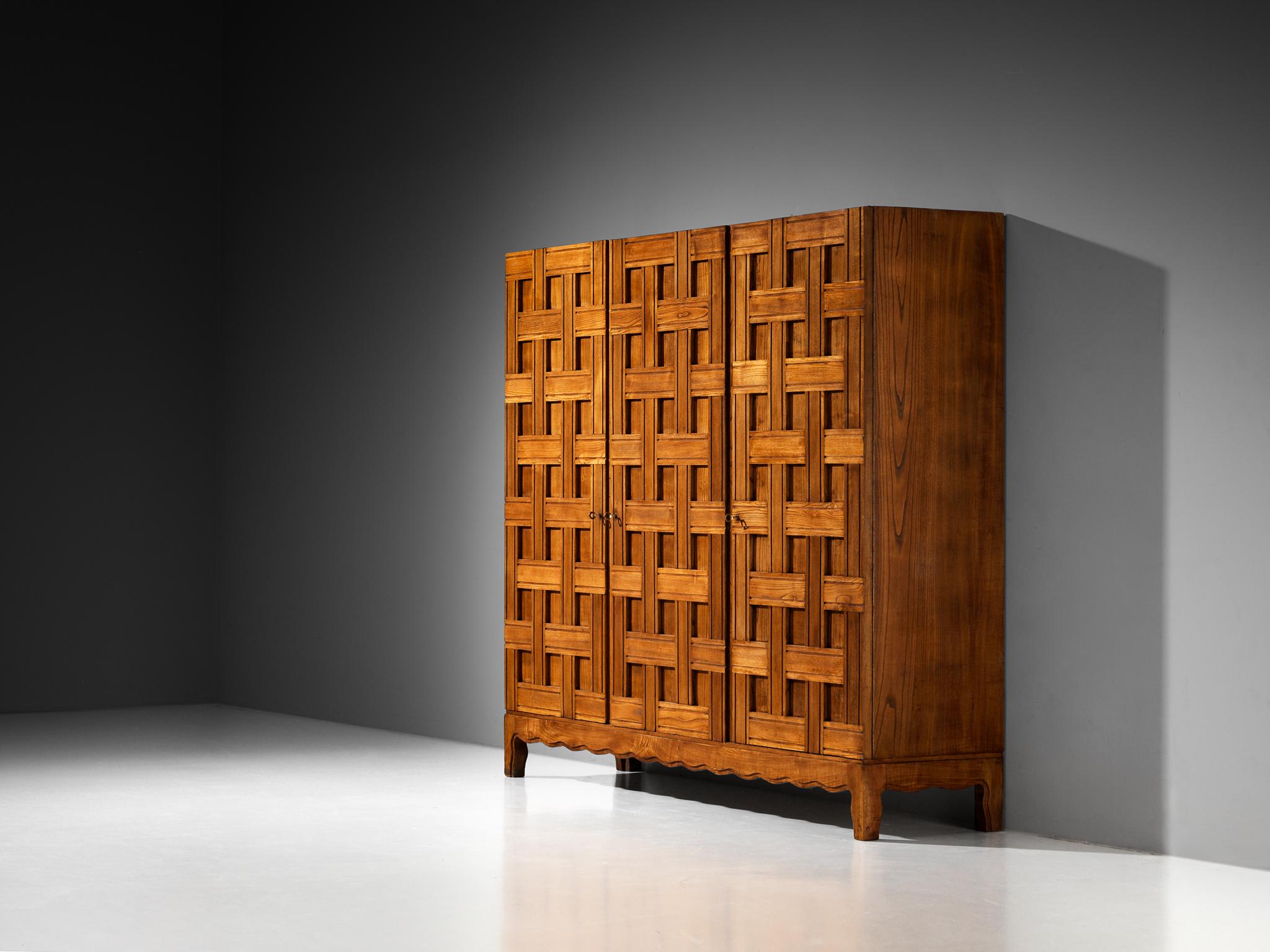 italien Paolo Buffa grand buffet ou armoire en châtaignier des années 1940 en vente
