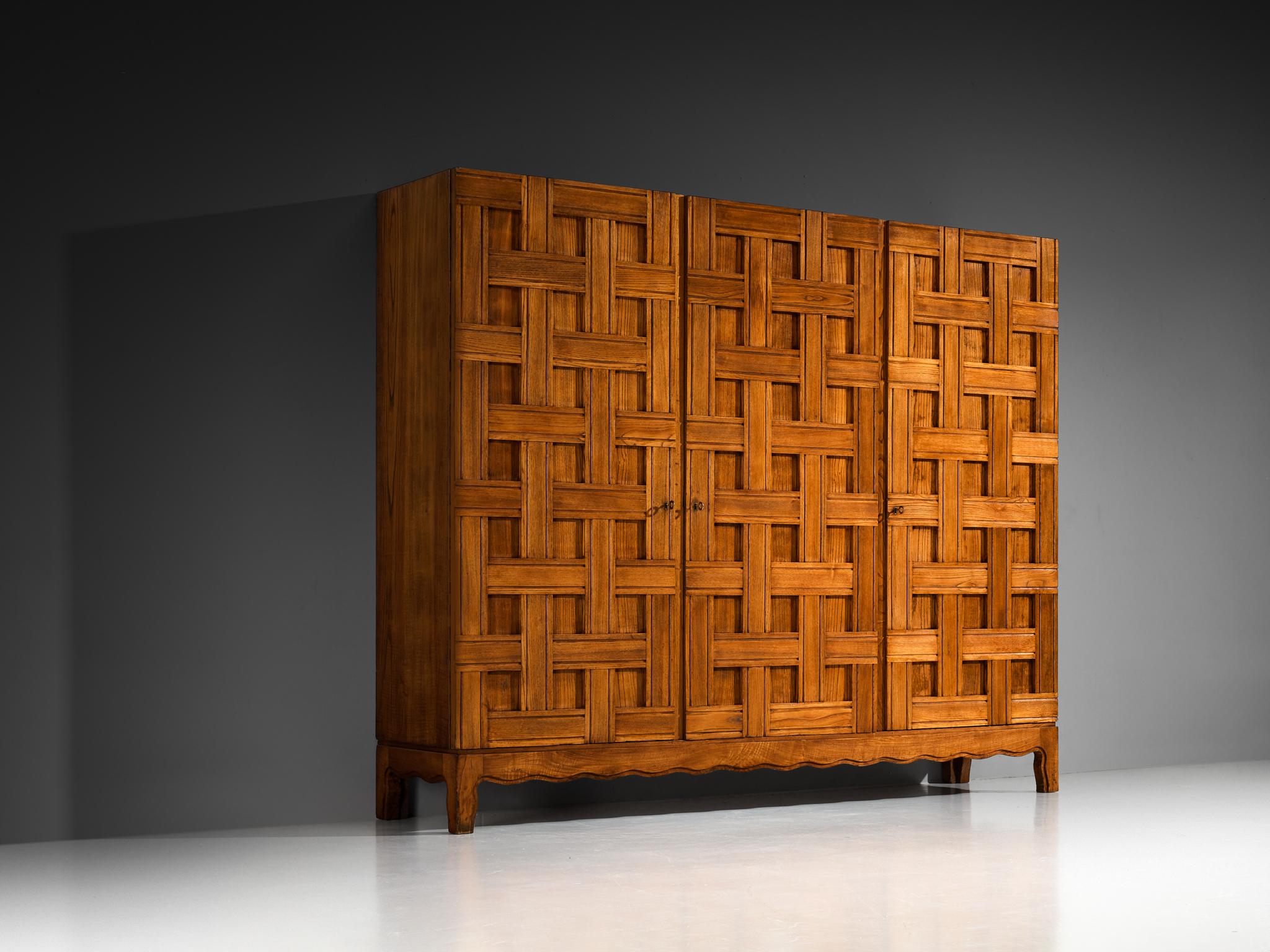 Paolo Buffa grand buffet ou armoire en châtaignier des années 1940 Bon état - En vente à Waalwijk, NL