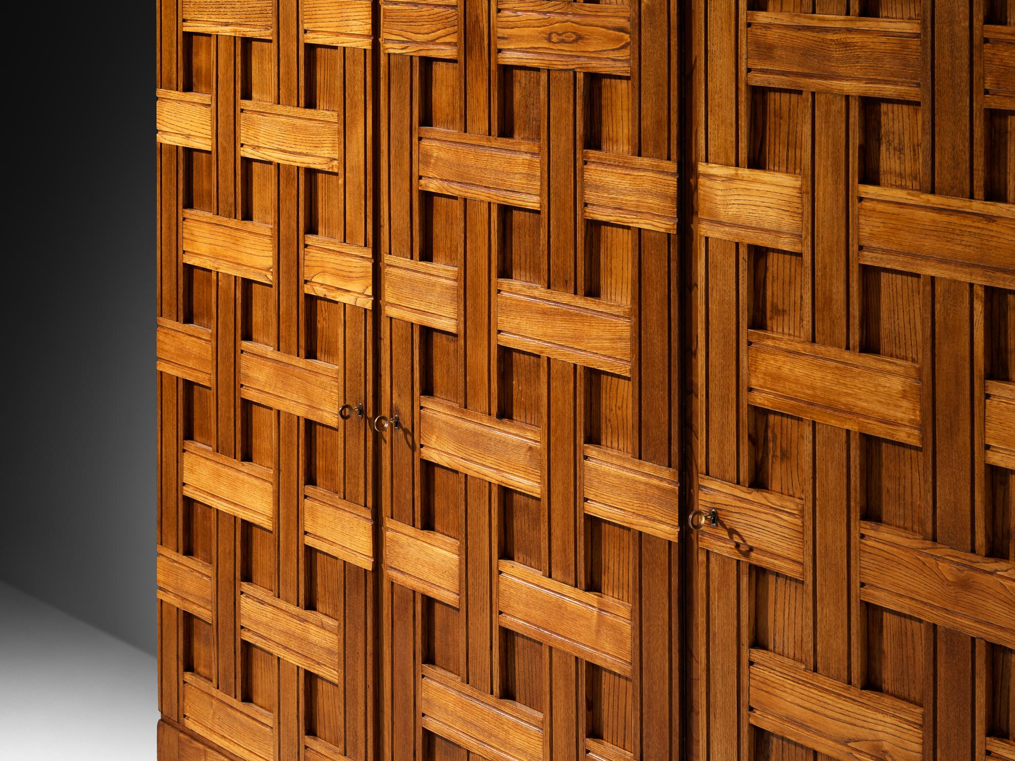 Milieu du XXe siècle Paolo Buffa grand buffet ou armoire en châtaignier des années 1940 en vente
