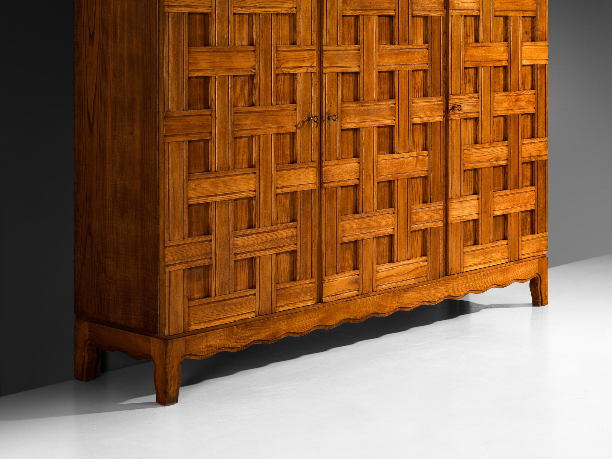 Paolo Buffa grand buffet ou armoire en châtaignier des années 1940 en vente 1