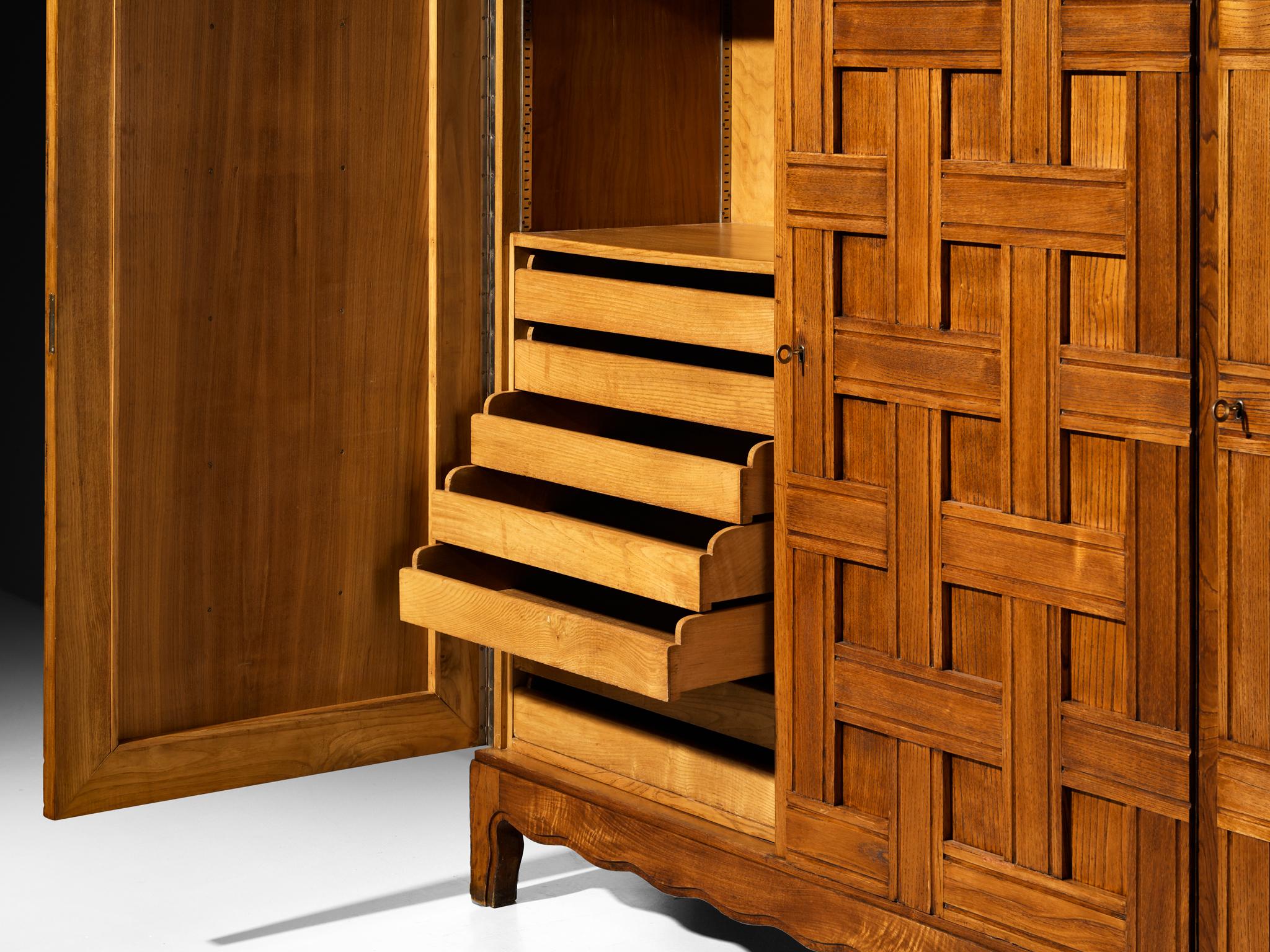 Paolo Buffa grand buffet ou armoire en châtaignier des années 1940 en vente 2