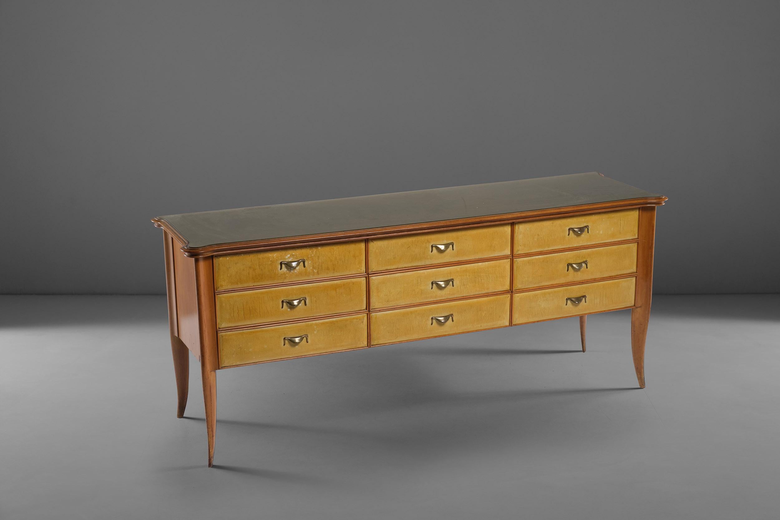 Paolo Buffa Large Sideboard in Wood, Brass and Glass Top, 1950s In Good Condition For Sale In Milan, IT