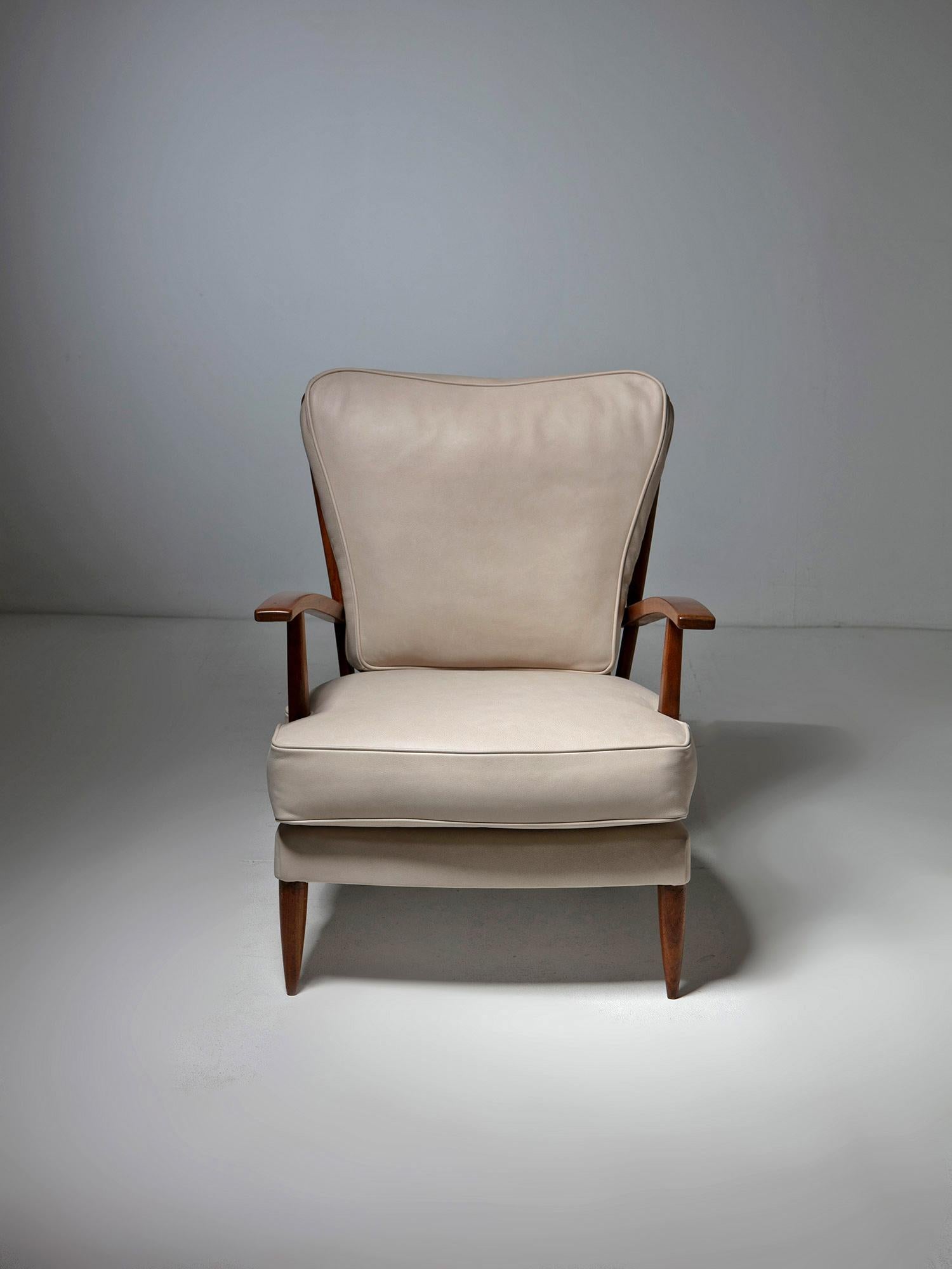 Metà XX secolo Sedia da salotto in pelle Paolo Buffa, Italia, anni '50 in vendita