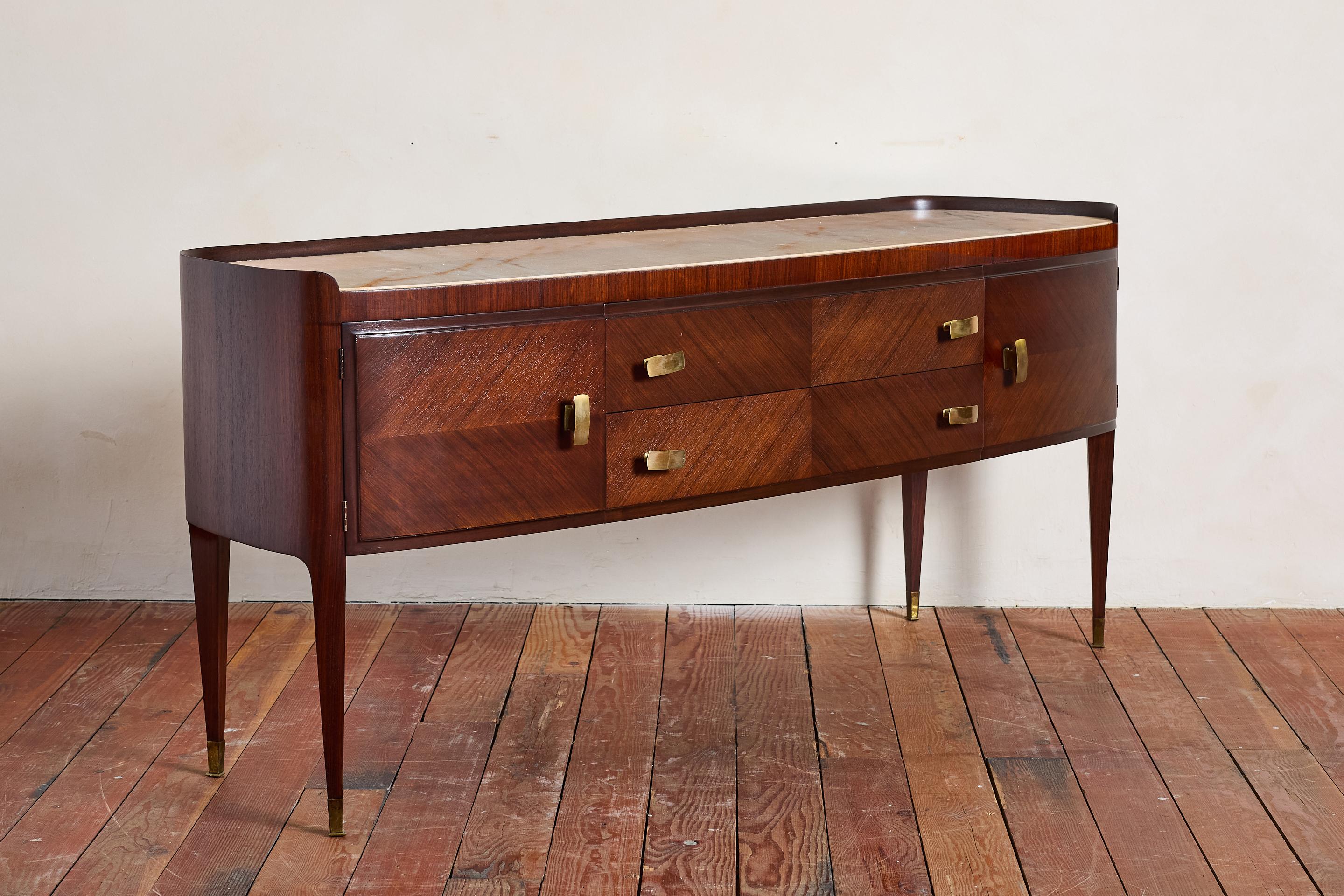 Splendida credenza con ripiano in marmo di Paolo Buffa

Italia, anni '50

Linee curve e gambe affusolate con maniglie e piedini in ottone massiccio che presentano una patina meravigliosa 

Piano originale in marmo bianco crema 

Gli sportelli