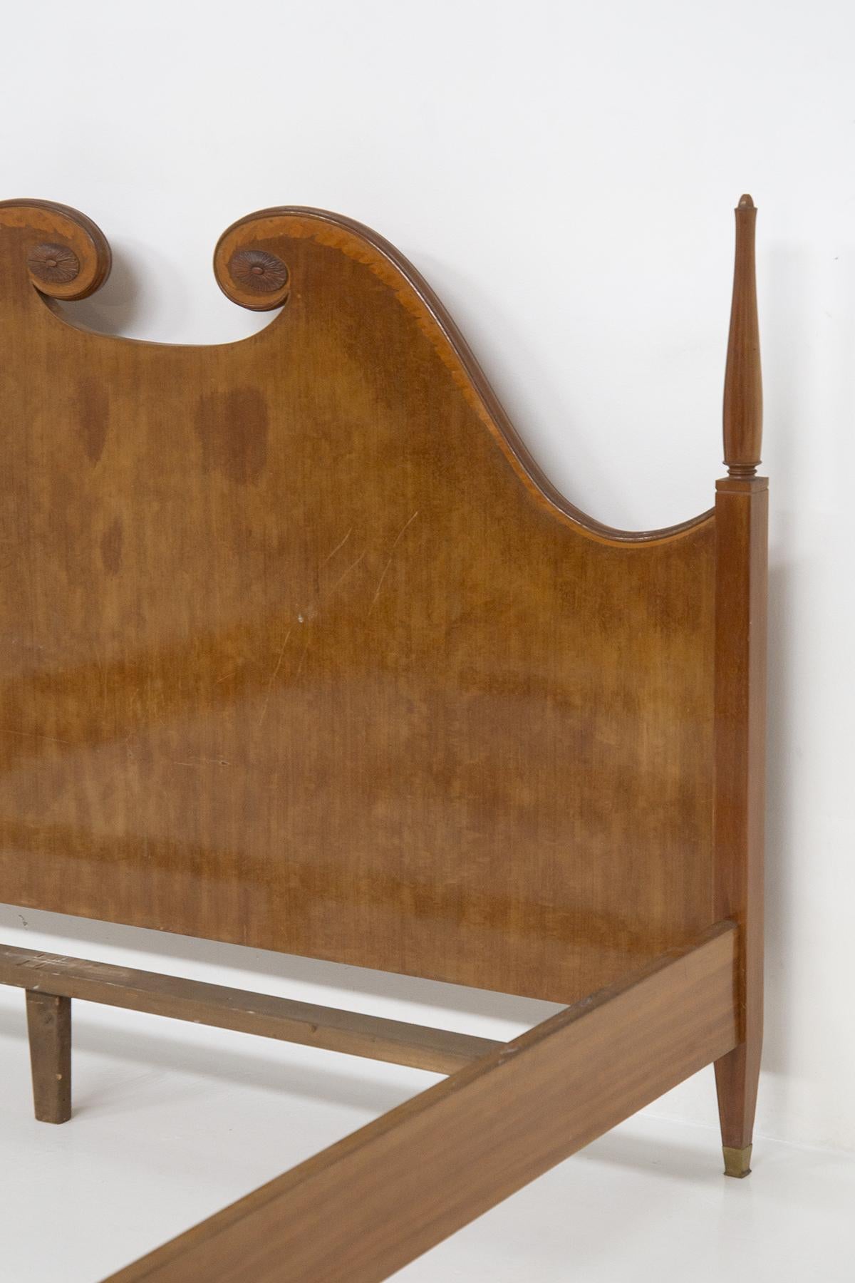 Beau cadre d'un lit double conçu par le grand Paolo Buffa dans les années 1950 de belle fabrication italienne.
Le lit est entièrement fabriqué en bois massif et durable, le cadre est très impressionnant et distinctif.
Il est soutenu par quatre