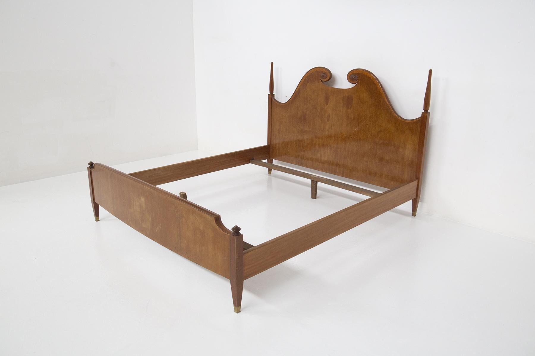 Paolo Buffa Mid-Century Fine Double Bed Frame in Wood In Good Condition For Sale In Milano, IT