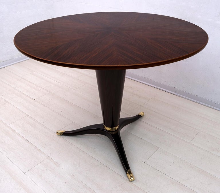 Attributed to Paolo Buffa
Round table with rounded poplar top, the top is covered in walnut with a herringbone pattern, central column in poplar covered in walnut with the same motif. Feet in mahogany-stained beech. Brass tips. Production La