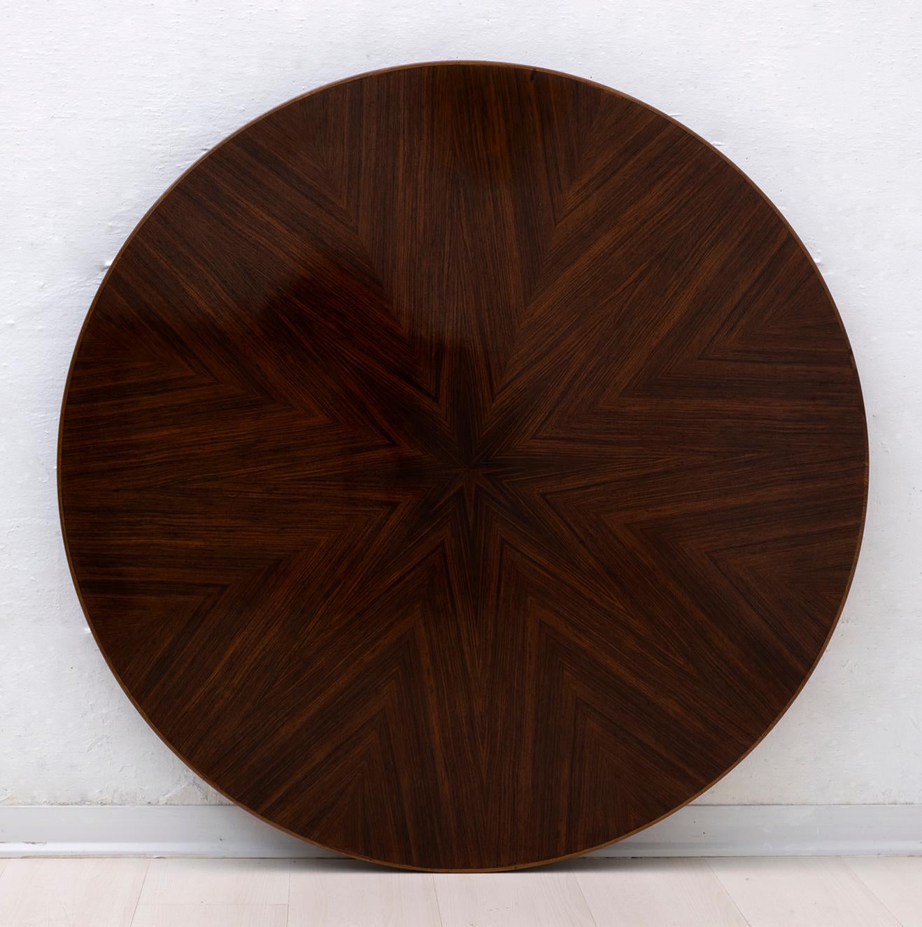 Runder italienischer Mid-Century-Modern-Tisch aus Nussbaumholz, Paolo Buffa zugeschrieben, 1950er Jahre (Messing) im Angebot