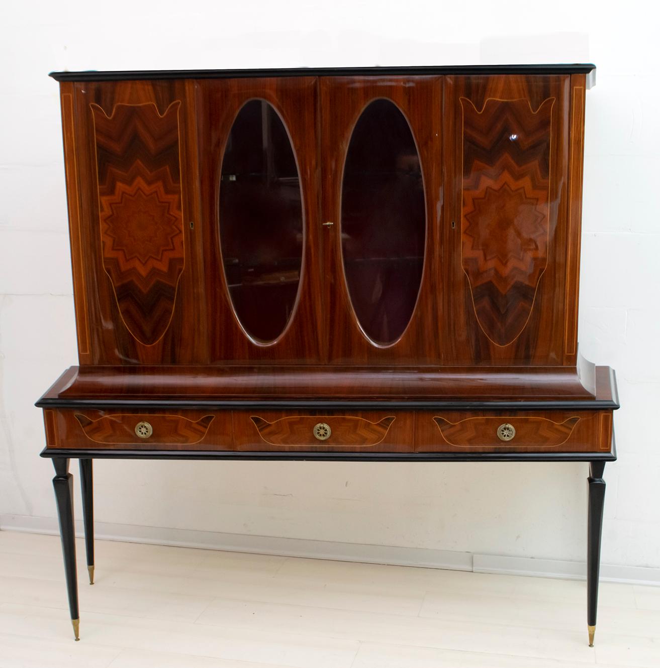 Cantù production,
Important beautiful Italian bar sideboard in walnut strongly attributed to Paolo Buffa, typical workmanship of the mid-20th century; in walnut with maple wood inlays. With four doors and three rounded drawers in walnut applied in