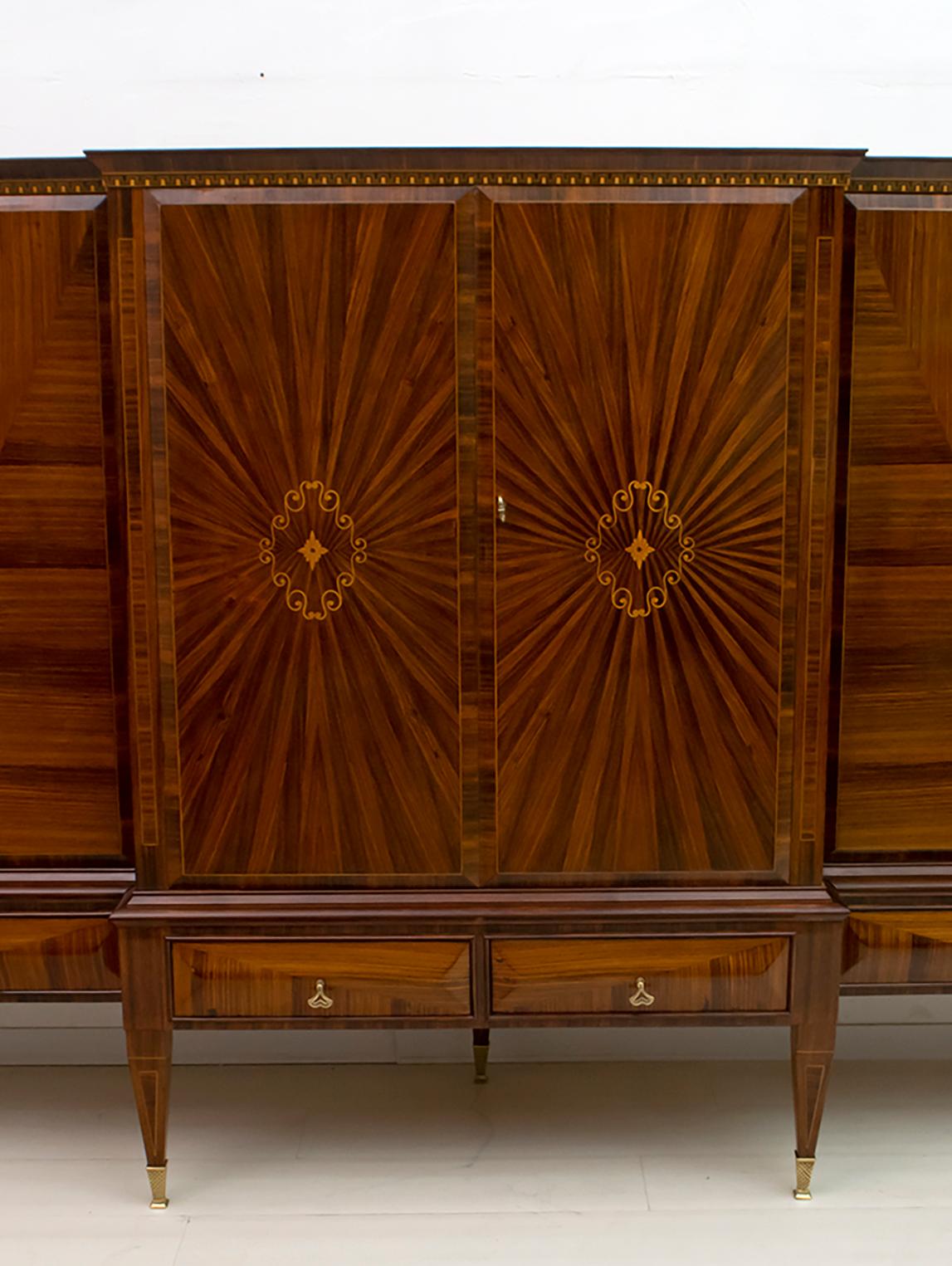Cantù production,
Important beautiful Italian walnut bar sideboard strongly attributed to Paolo Buffa, typical workmanship of the mid-20th century; in walnut with maple wood inlays. With six doors and six rounded drawers in walnut applied in a