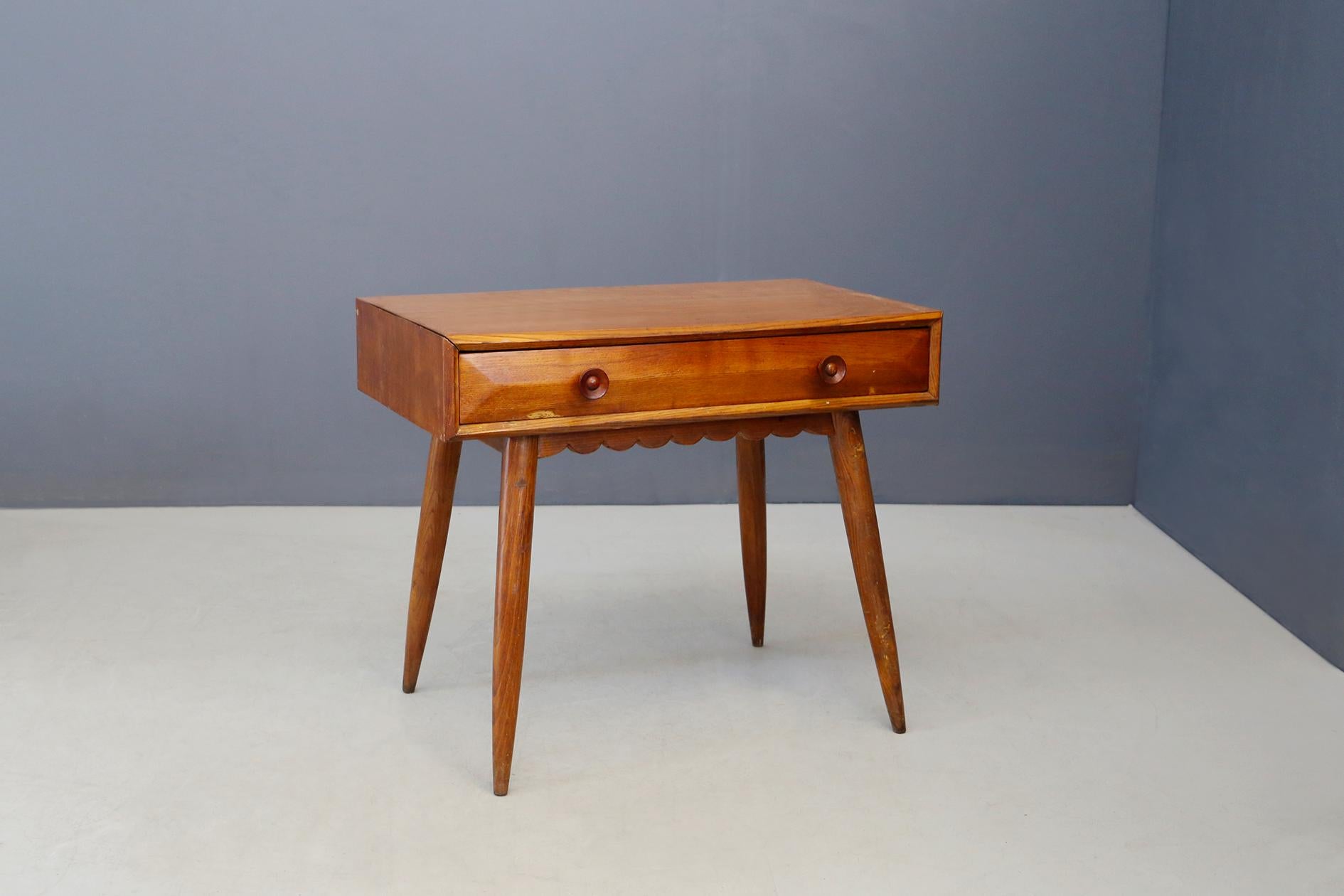 Paolo Buffa midcentury desk with drawer in oak with flounce, 1950s. The desk is made of oak wood with pull-out drawer. The drawer is pull-out with two inlaid wood knobs.
The peculiarity of the desk is its flounce under the drawer typical of the