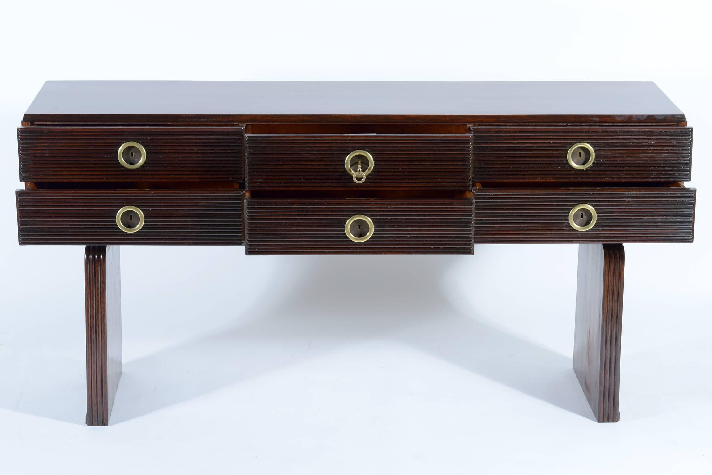 Paolo Buffa 1940 grooved solid walnut front with six drawers round cast brass handles and key, two side support.
This elegant console was designed by Paolo Buffa Milano Italy on the first midcentury.