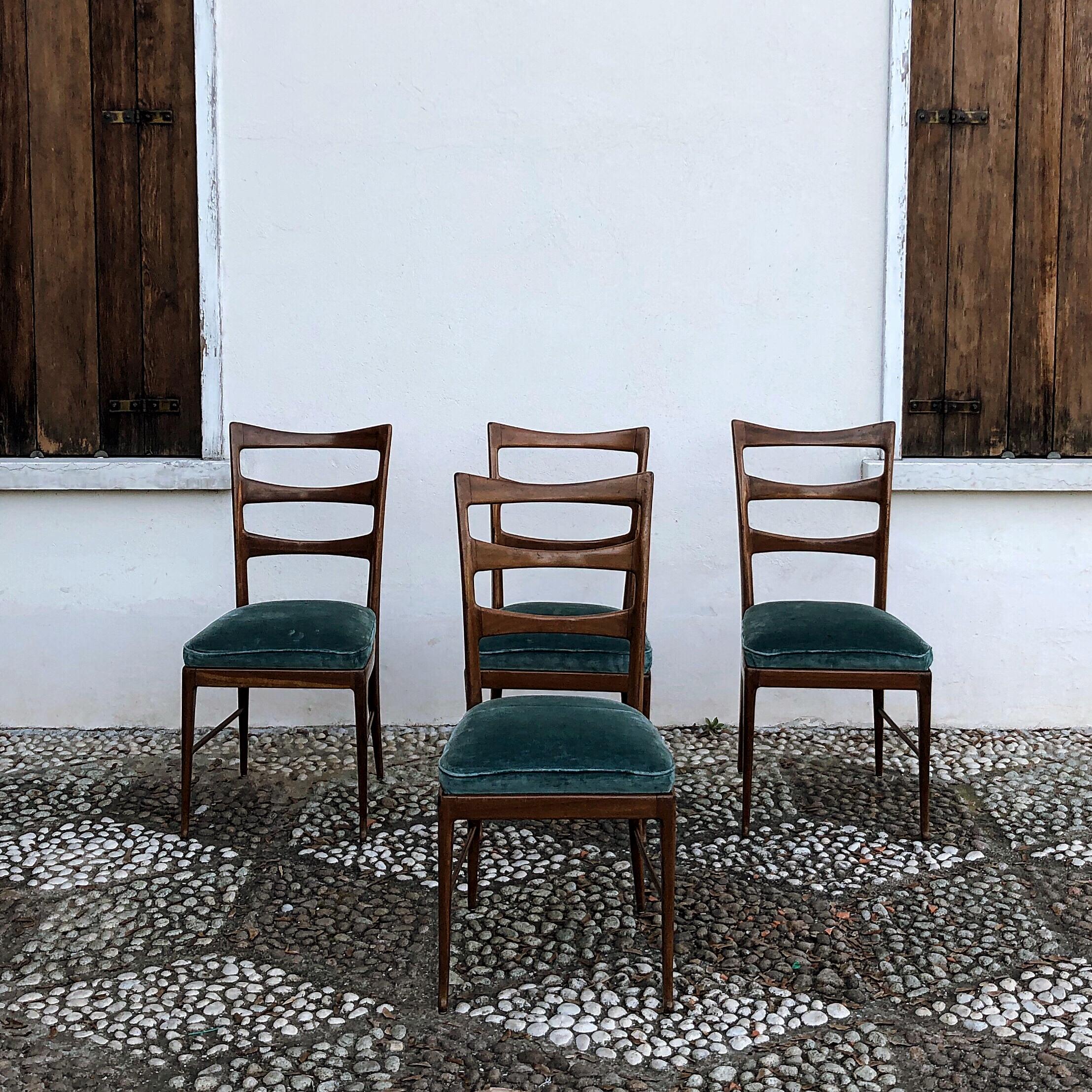 Paolo Buffa Midcentury Walnut and Emerald Velvet Dining Chairs, 1948, Set of 4 In Good Condition For Sale In Padova, IT