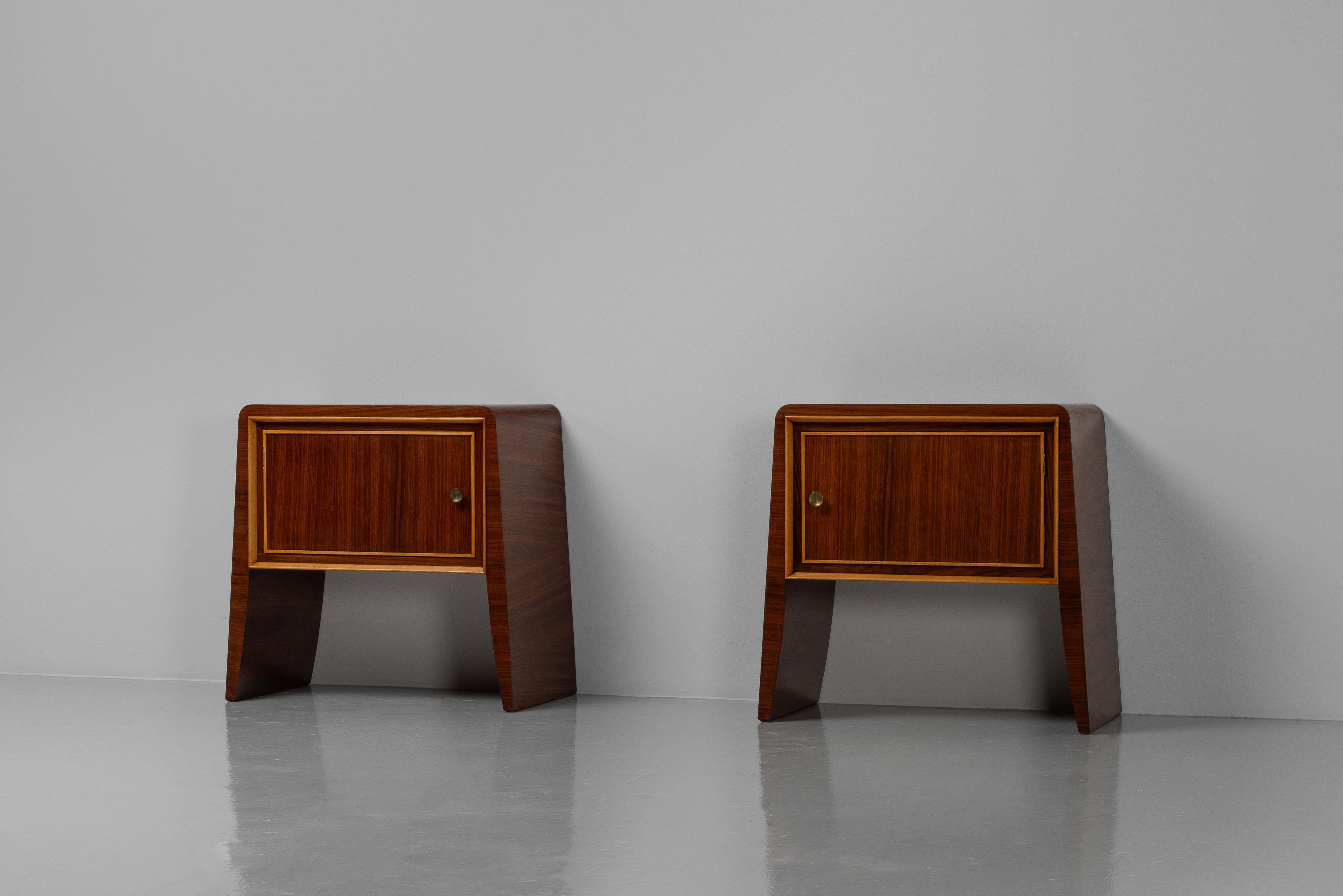 Remarquable paire d'armoires de chevet conçues par Paolo Buffa et fabriquées par un fabricant inconnu en Italie dans les années 1950. Fabriqué en beau bois de rose, avec des lattes de hêtre contrastées sur les panneaux de porte. Le bois foncé et les