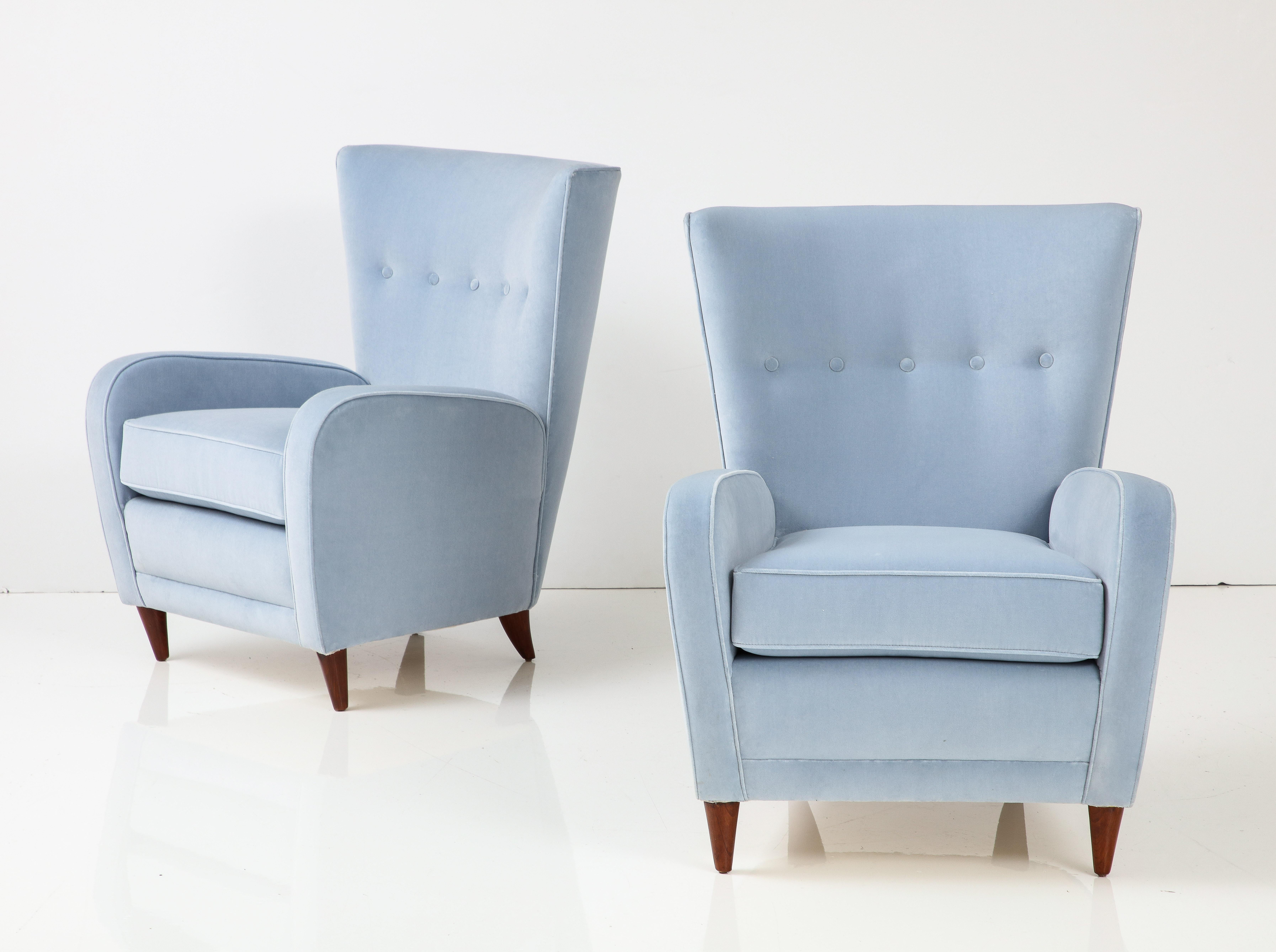 Paolo Buffa pair of lounge chairs or armchairs with curved wingback and back buttons, cushion seat, rounded armrests and elegantly tapered legs, Italy, 1950s. These incredibly chic lounge chairs or modernist wingback chairs have been fully restored