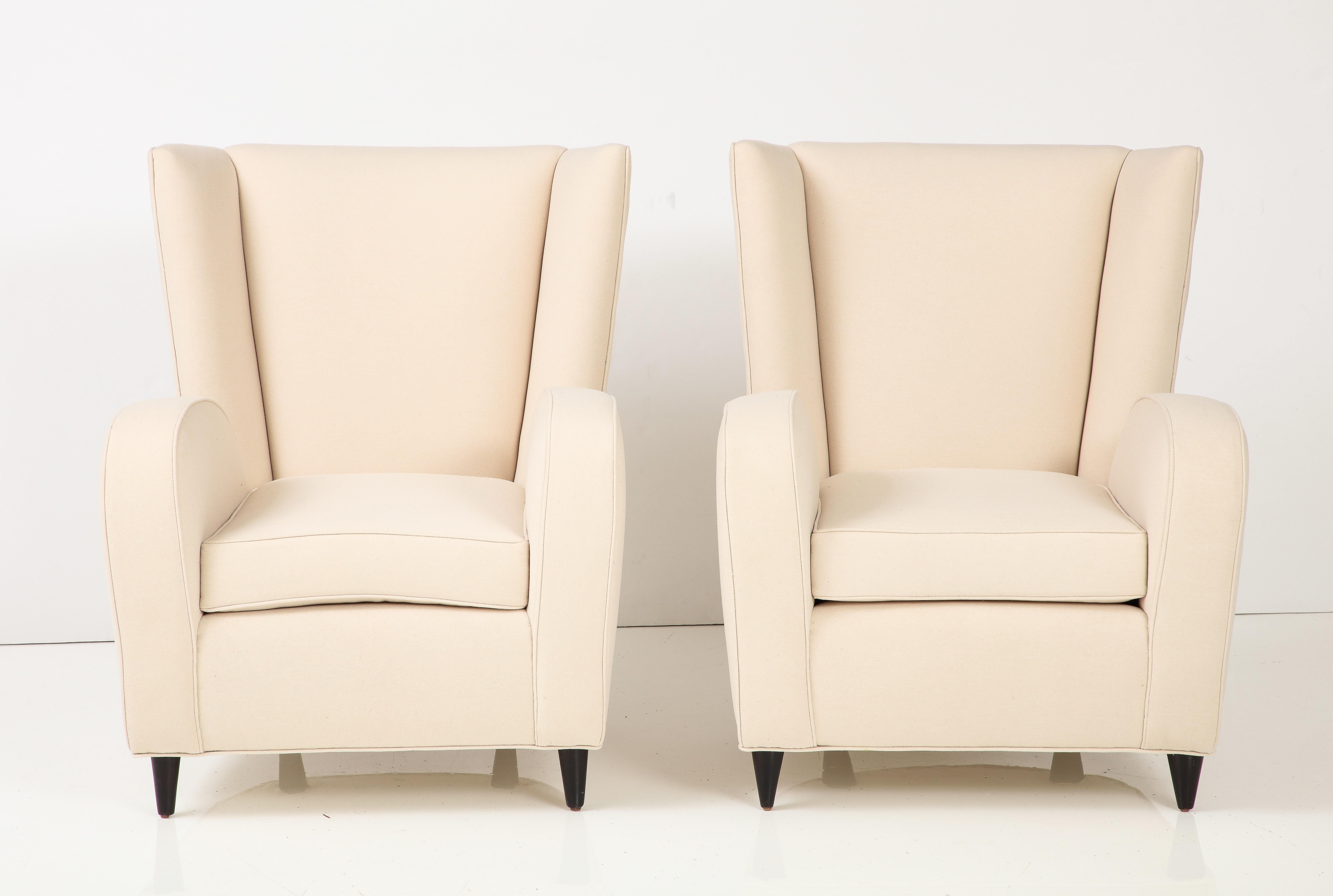 Ein Paar Sessel von Paolo Buffa, die 1950 für das Hotel Bristol in Meran, einem italienischen Ferienort, entworfen wurden. Die Stühle sind bezeichnend für Buffas charakteristischen Stil, modern und schlicht, aber mit einer Anspielung auf die