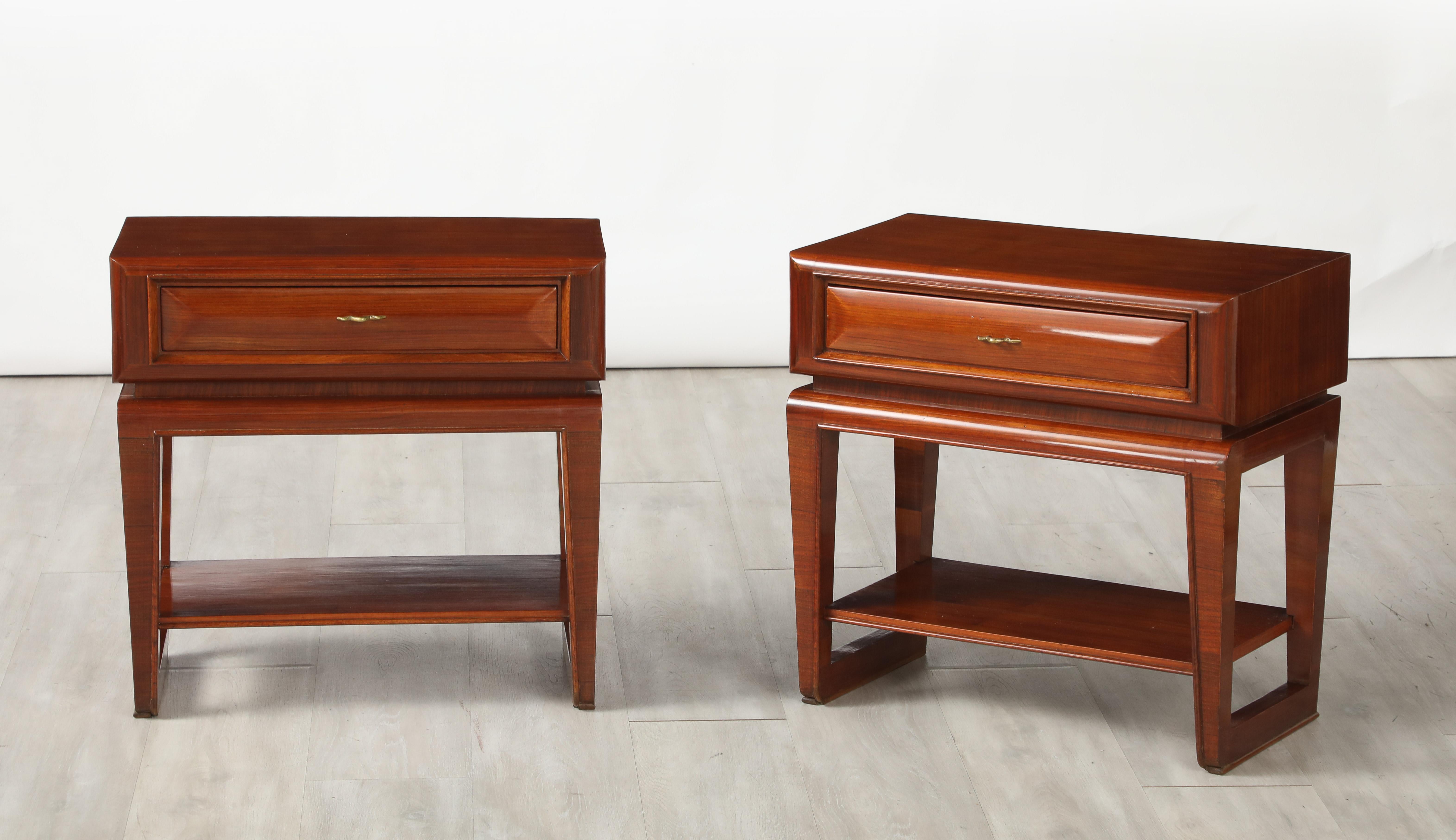 Mid-Century Modern Paolo Buffa Paire de tables de chevet ou de table de nuit en acajou, Italie, vers 1950 en vente