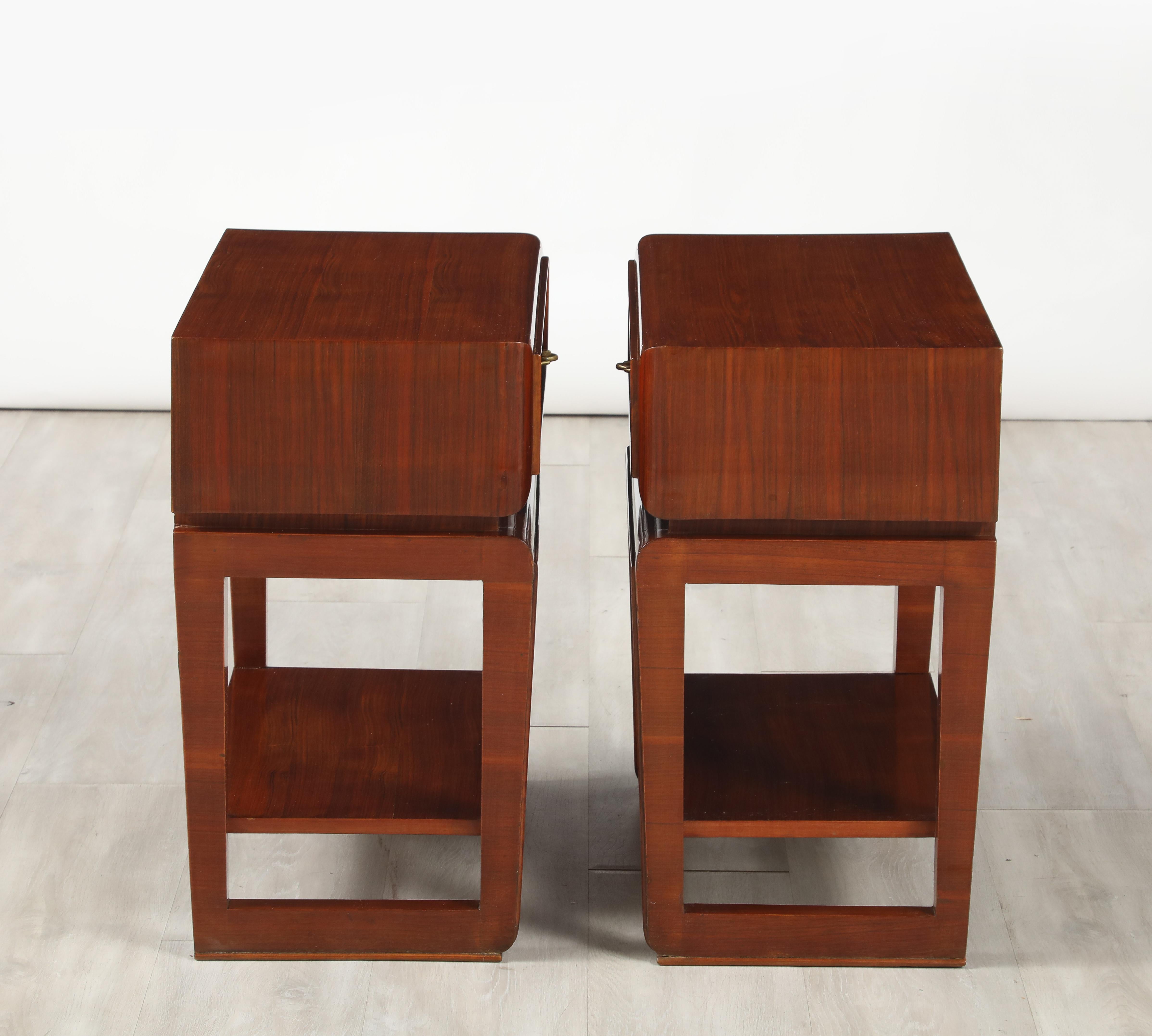 Laiton Paolo Buffa Paire de tables de chevet ou de table de nuit en acajou, Italie, vers 1950 en vente