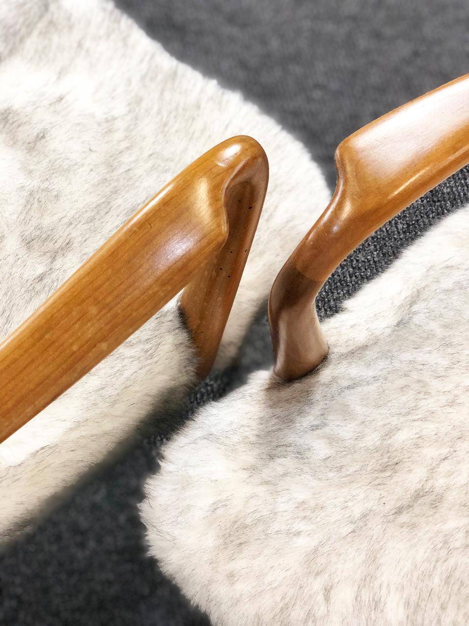 The pair of chairs has a maple wood frame, while its seat is made of synthetic fur. Noteworthy is the backrest made of wood with rods. To make the seat even more comfortable, the armrests are slightly made upwards. Its feet are tapered and conical