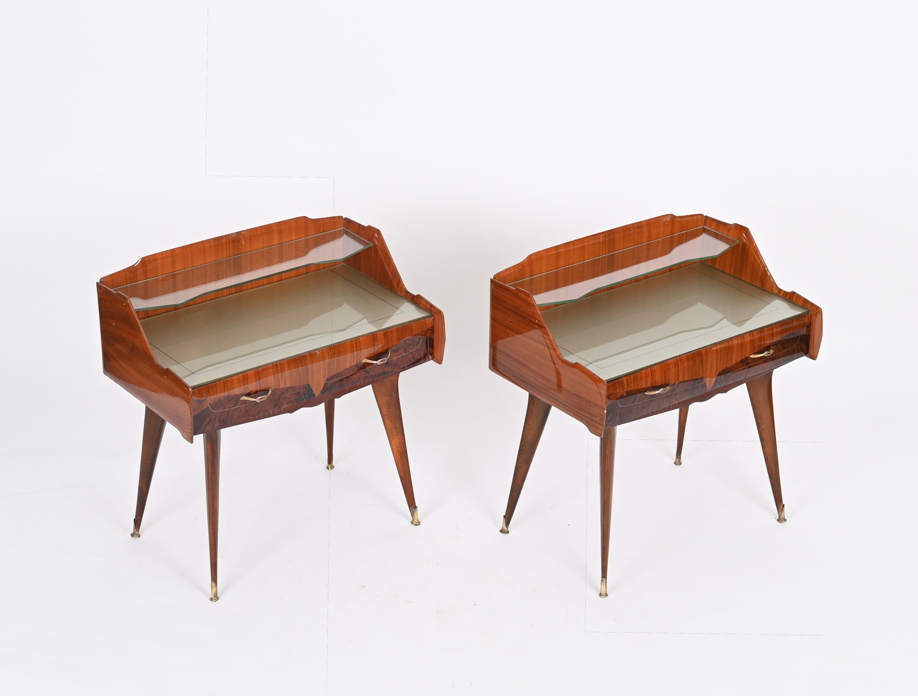 Pareja de Mesillas de Noche de Madera, Cristal y Latón, Paolo Buffa, Italia Años 50 en venta 3