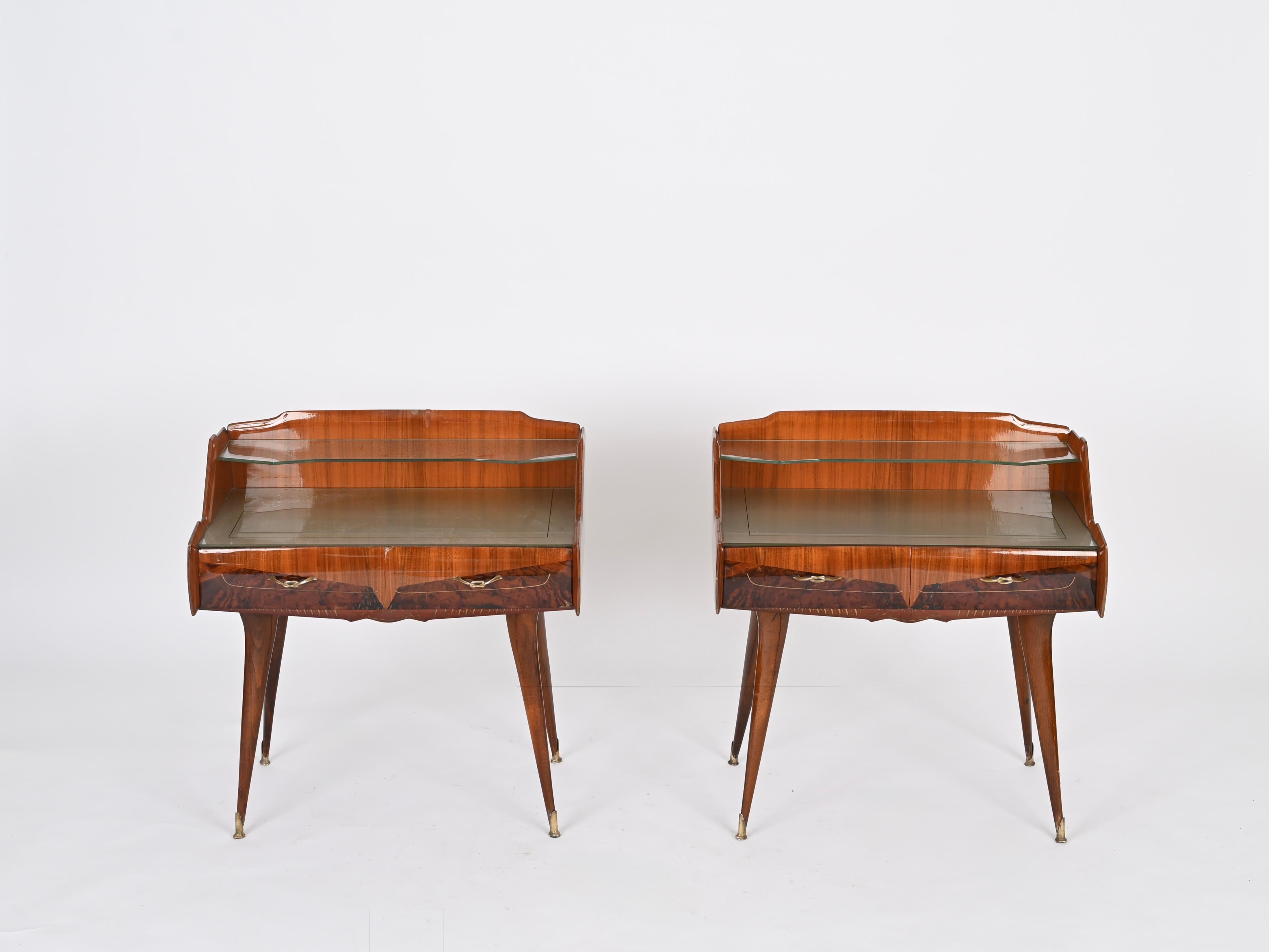 Pareja de Mesillas de Noche de Madera, Cristal y Latón, Paolo Buffa, Italia Años 50 en venta 4