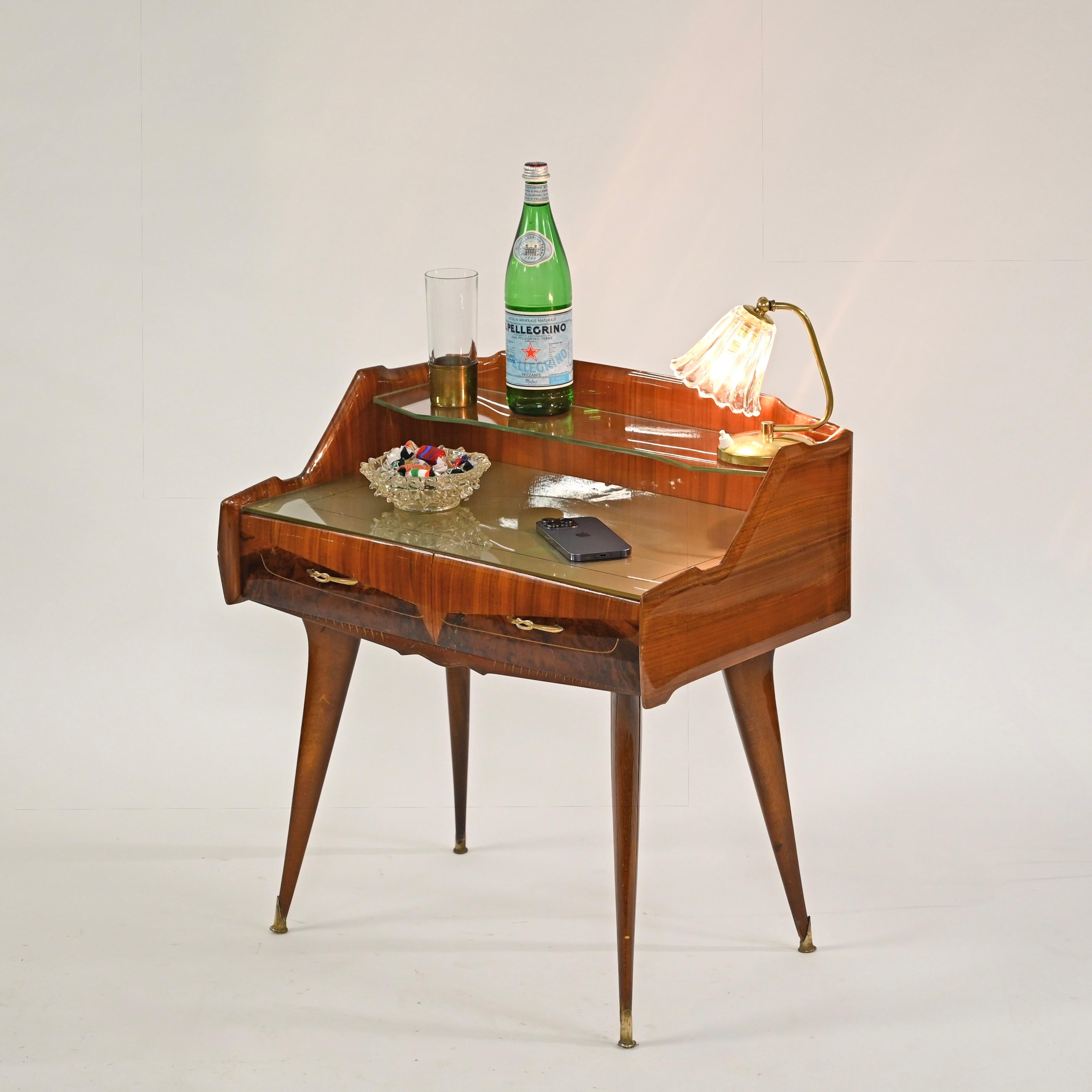 Pareja de Mesillas de Noche de Madera, Cristal y Latón, Paolo Buffa, Italia Años 50 en venta 5