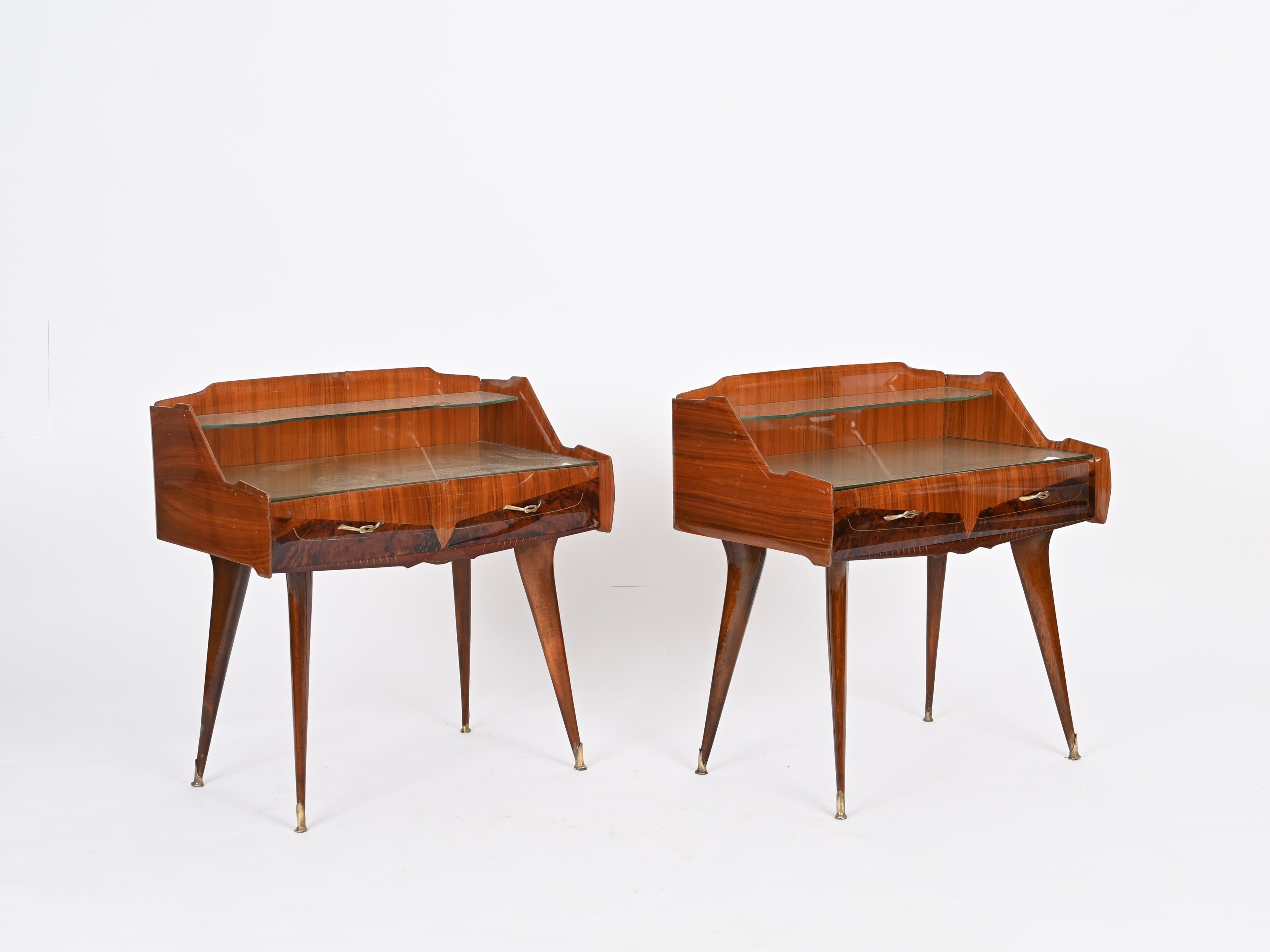 Pareja de Mesillas de Noche de Madera, Cristal y Latón, Paolo Buffa, Italia Años 50 en venta 10