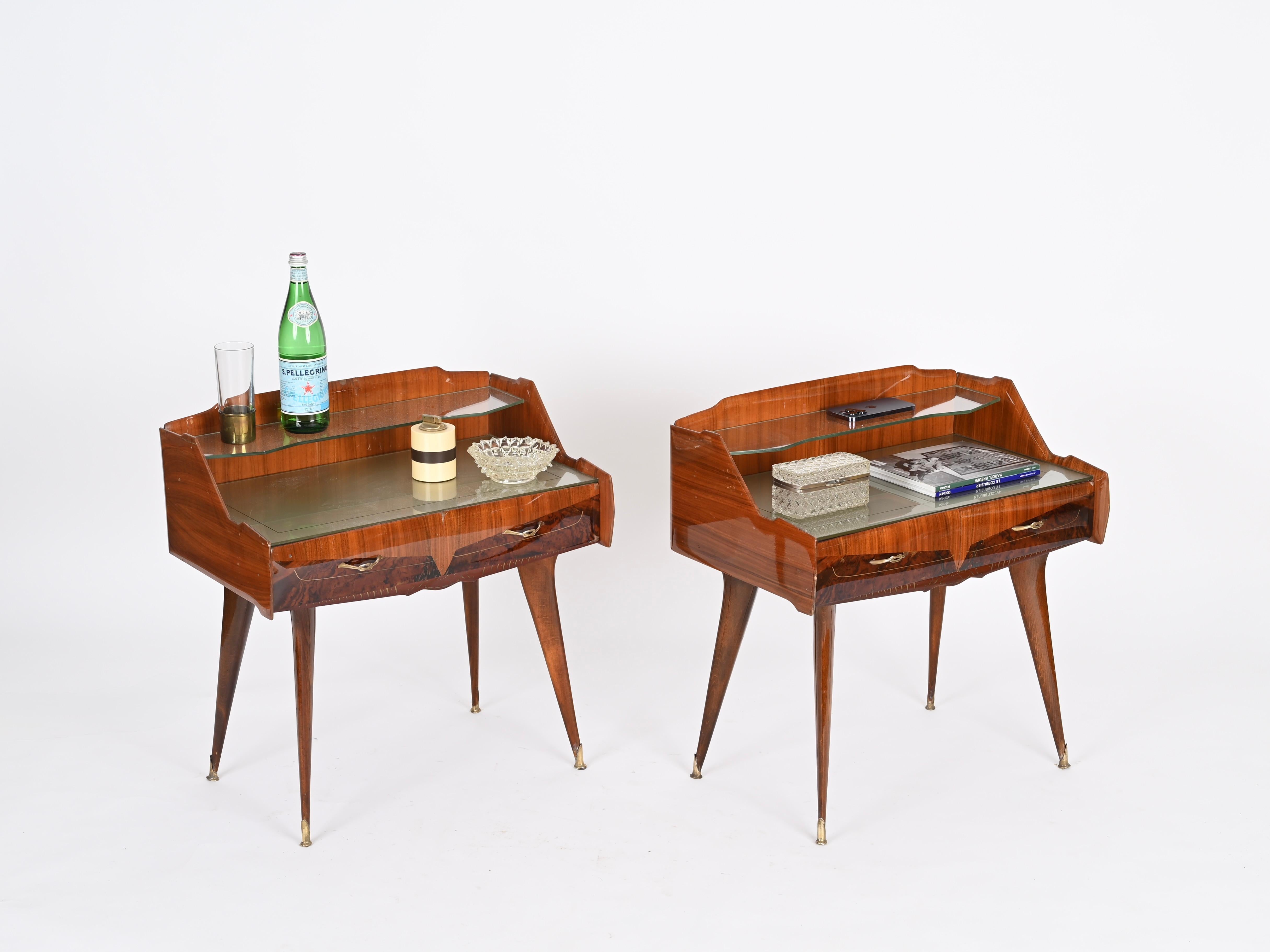 Impresionante par de mesillas de noche italianas en una magnífica combinación de madera, nudo, latón y cristal. Estas maravillosas mesillas de noche fueron diseñadas por Paolo Buffa y fabricadas en Italia en la década de 1950.

En fabuloso estado y