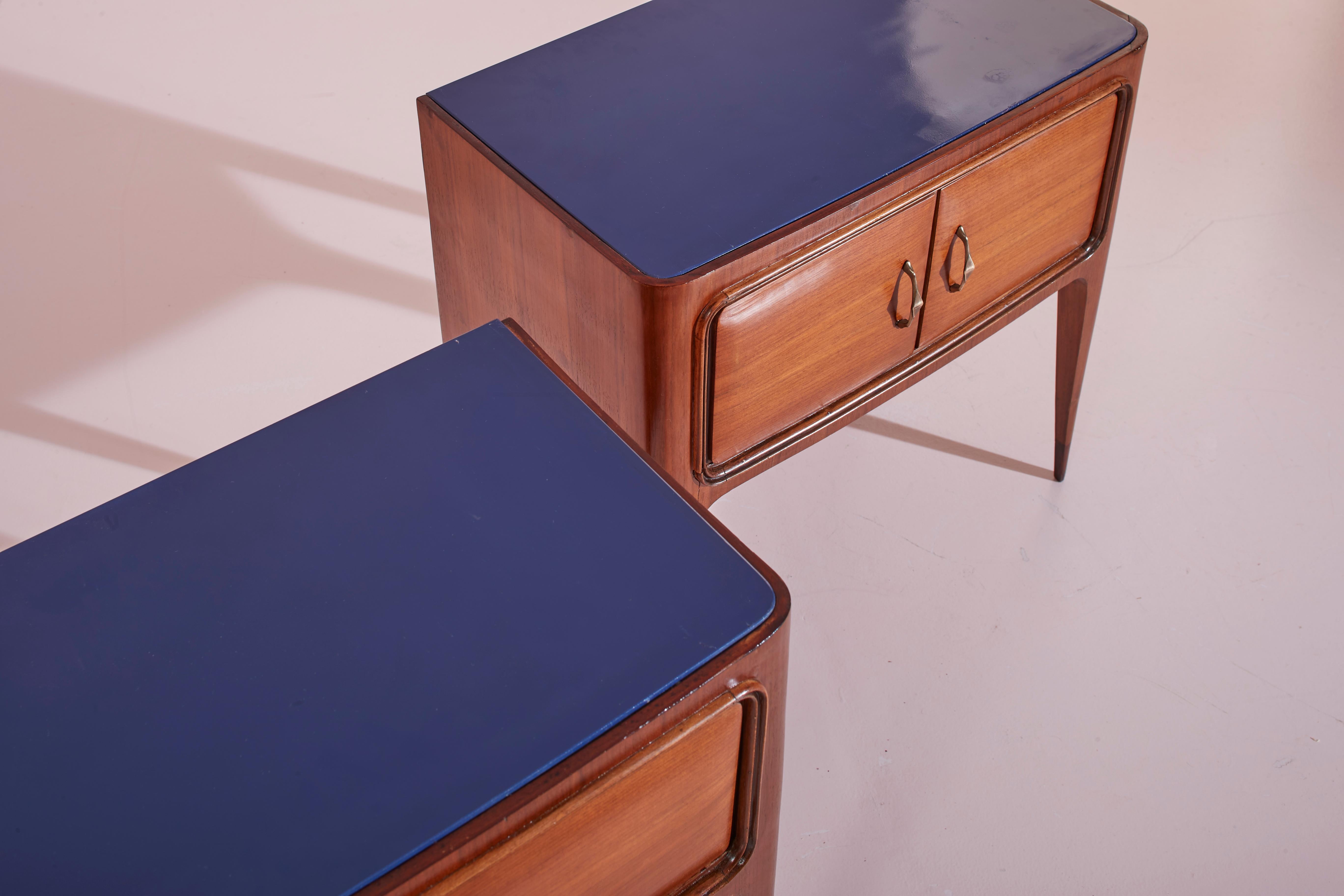 Paolo Buffa pair of wood and glass bedside tables, Italy, 1950s In Good Condition In Chiavari, Liguria