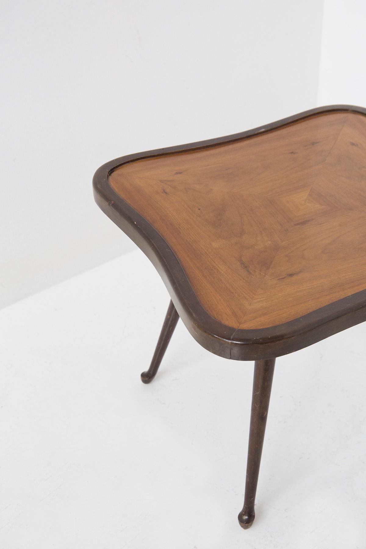 Very rare coffee table in various wood essences designed by designer Paolo Buffa of Italian production from the 1950s.
The coffee table is made of fine wood: the frame is dark, while the top is light.
The frame is made of very dark wood with four