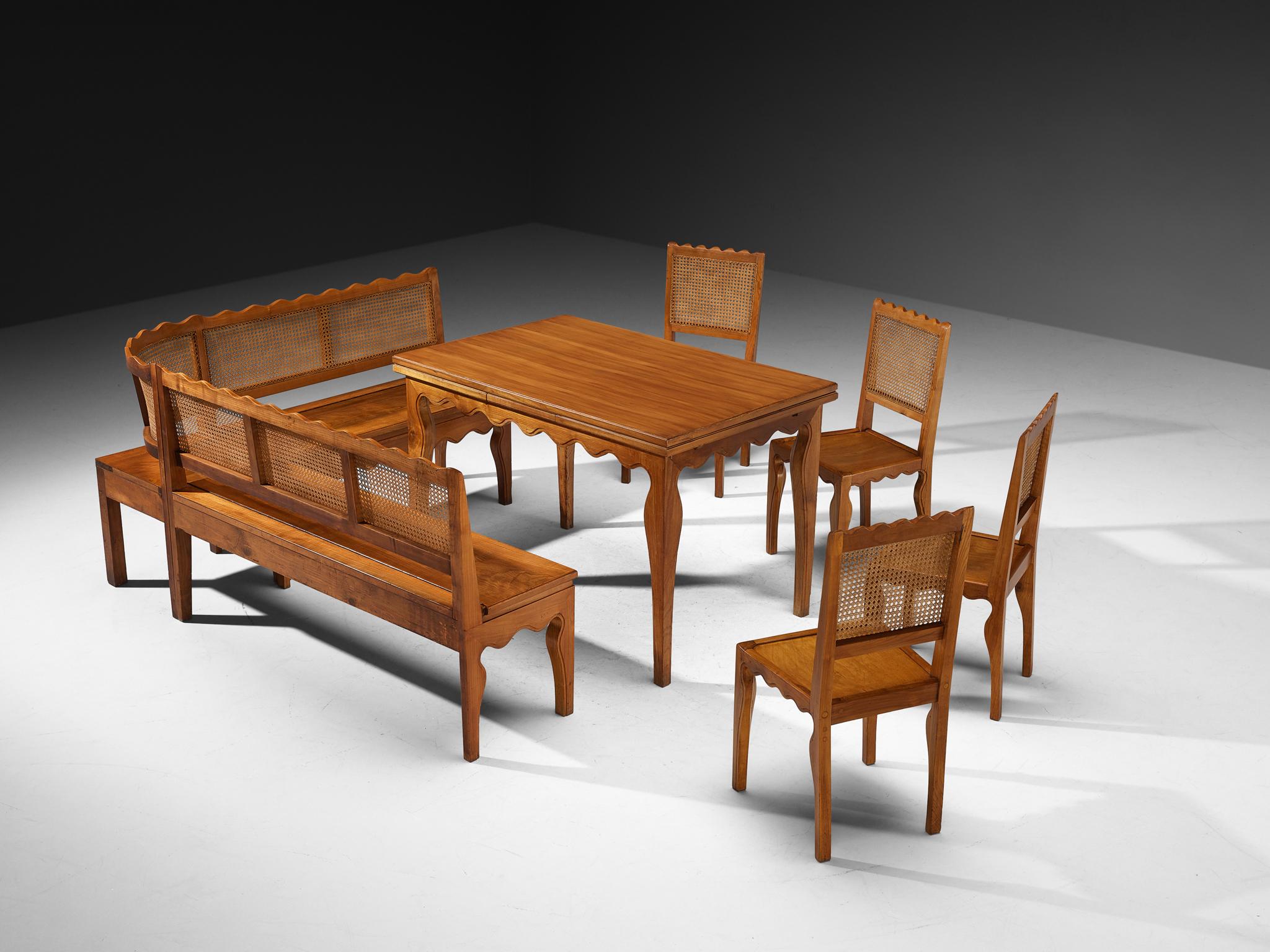 Paolo Buffa, juego de comedor compuesto por mesa, banco y sillas, cerezo, caña, Italia, años 40

Realizado por el visionario diseñador y arquitecto italiano Paolo Buffa (1903-1970), este raro conjunto de comedor ejemplifica su refinada sensibilidad