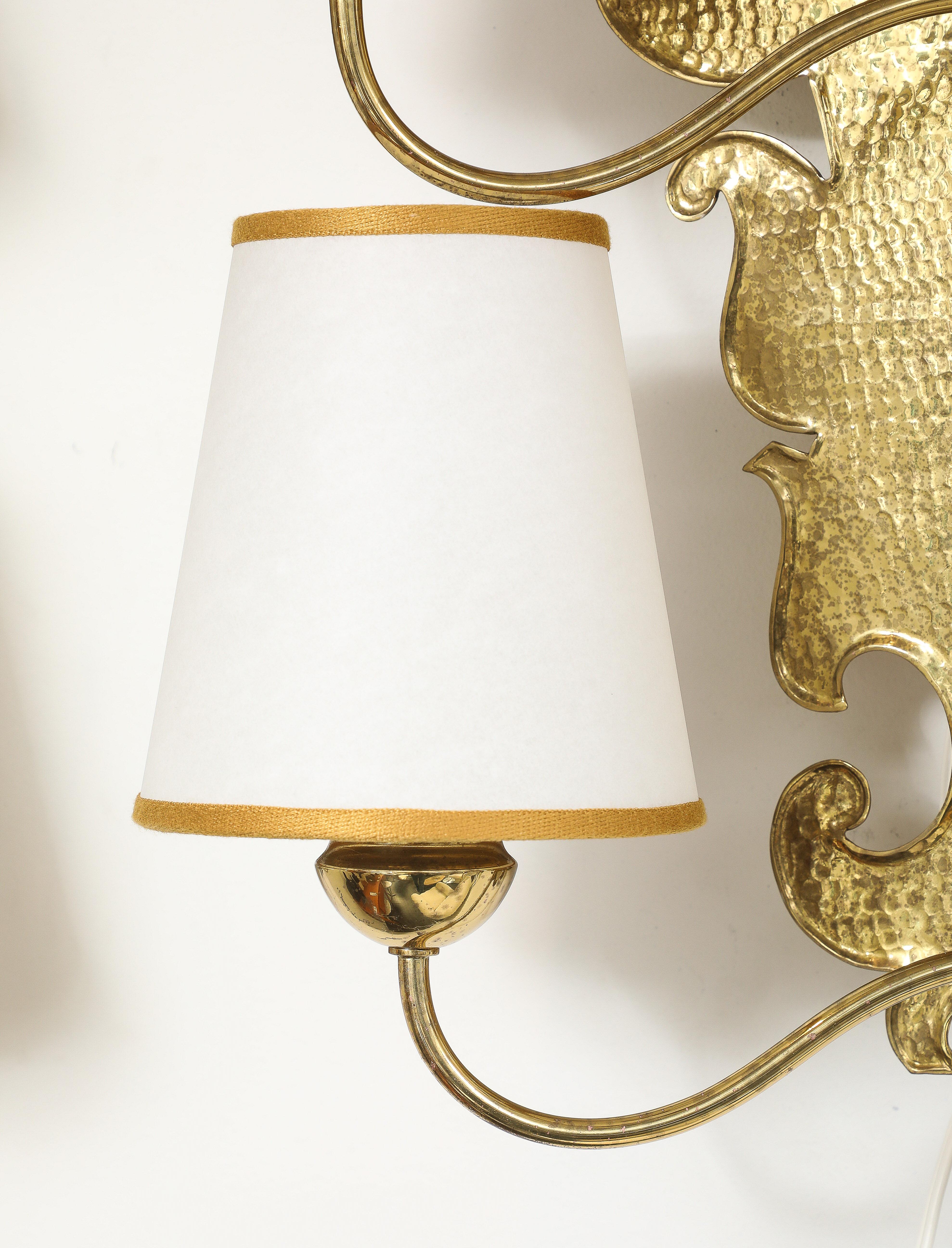 Paolo Buffa Rare Pair of Large Brass Wall Lights with Paper Shades, 1940s en venta 3