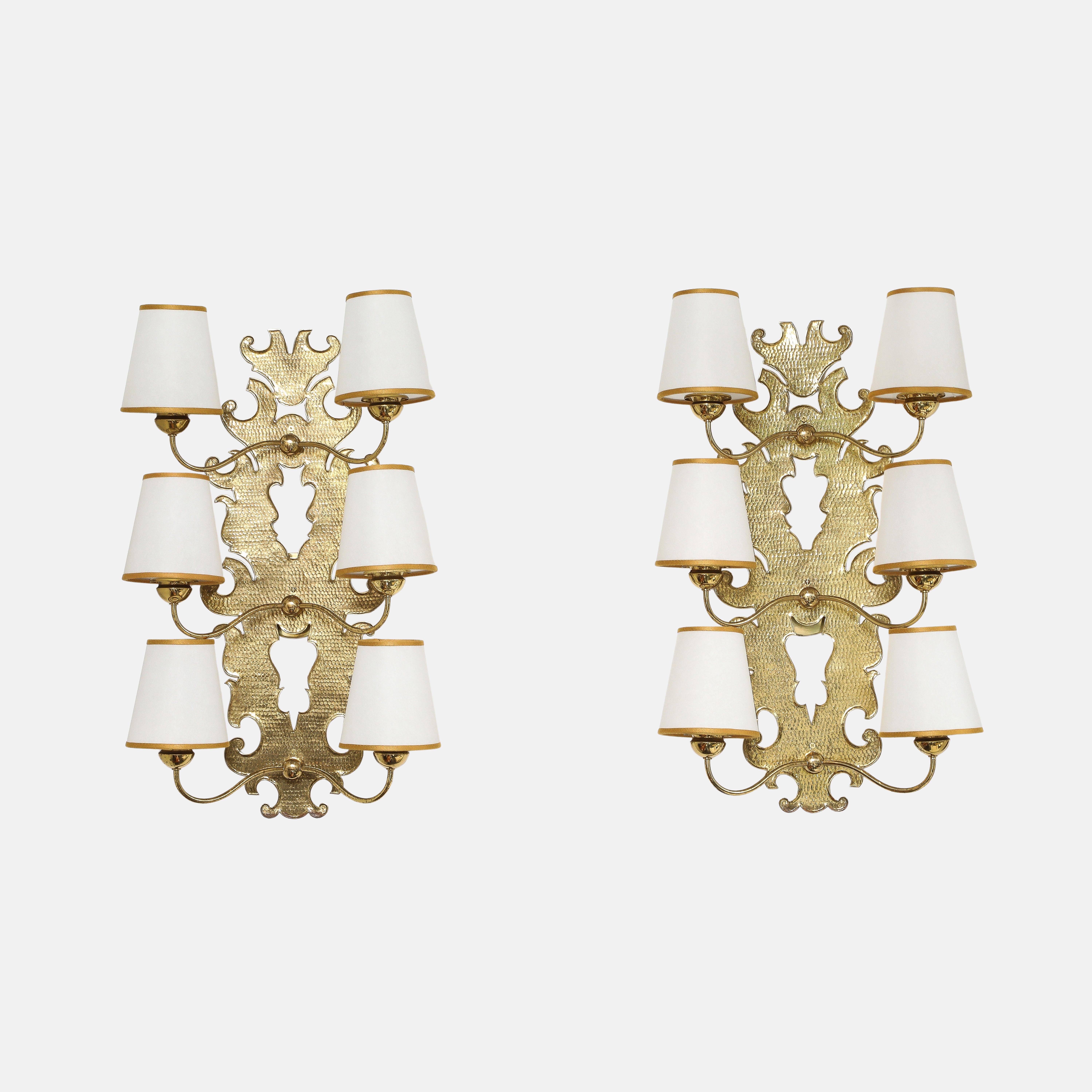 Paolo Buffa Rare Pair of Large Brass Wall Lights with Paper Shades, 1940s mediados del siglo XX en venta