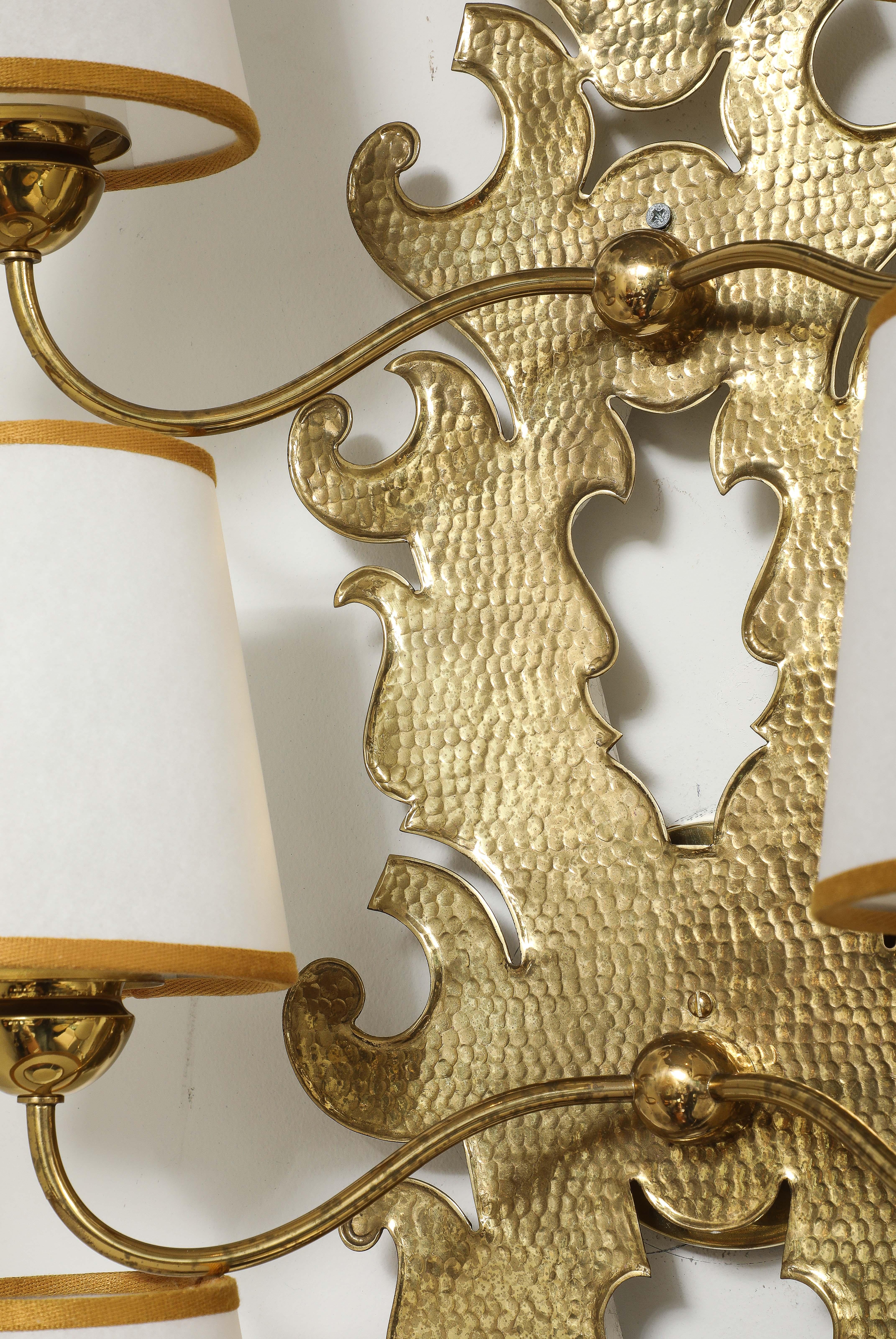 Paolo Buffa Rare Pair of Large Brass Wall Lights with Paper Shades, 1940s en venta 5