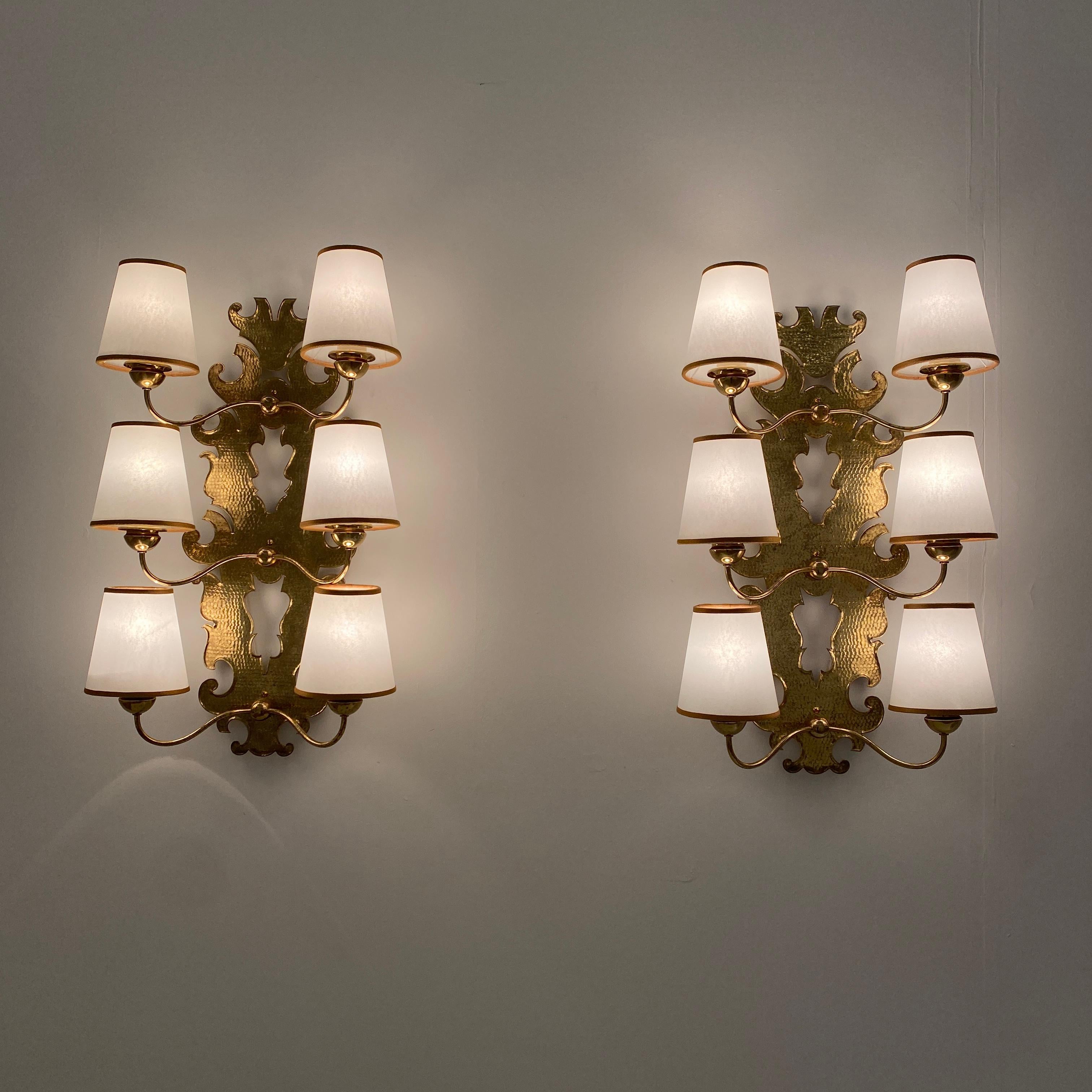 Paolo Buffa Rare Pair of Large Brass Wall Lights with Paper Shades, 1940s en venta 9