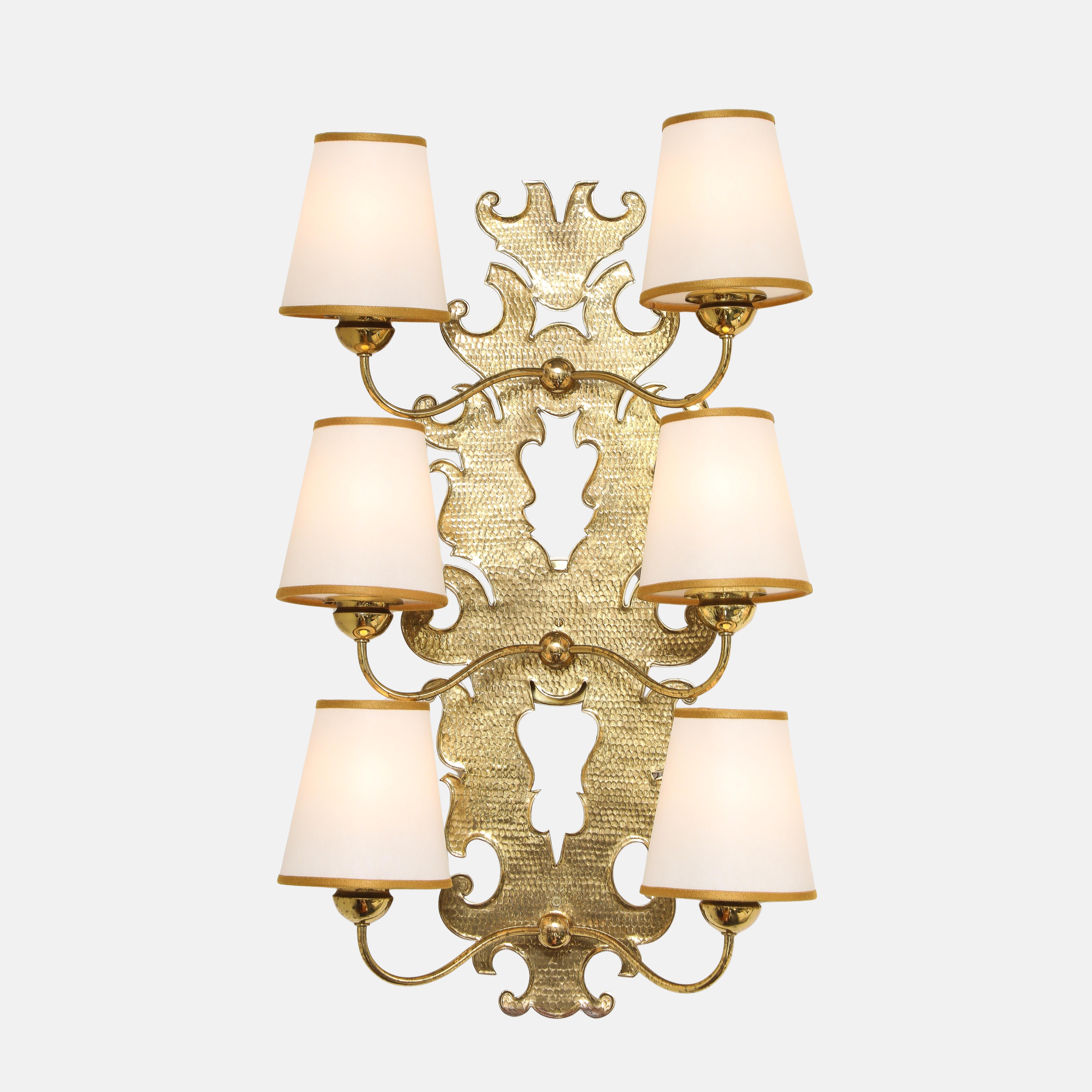 Paolo Buffa Rare Pair of Large Brass Wall Lights with Paper Shades, 1940s en Bueno estado para la venta en New York, NY