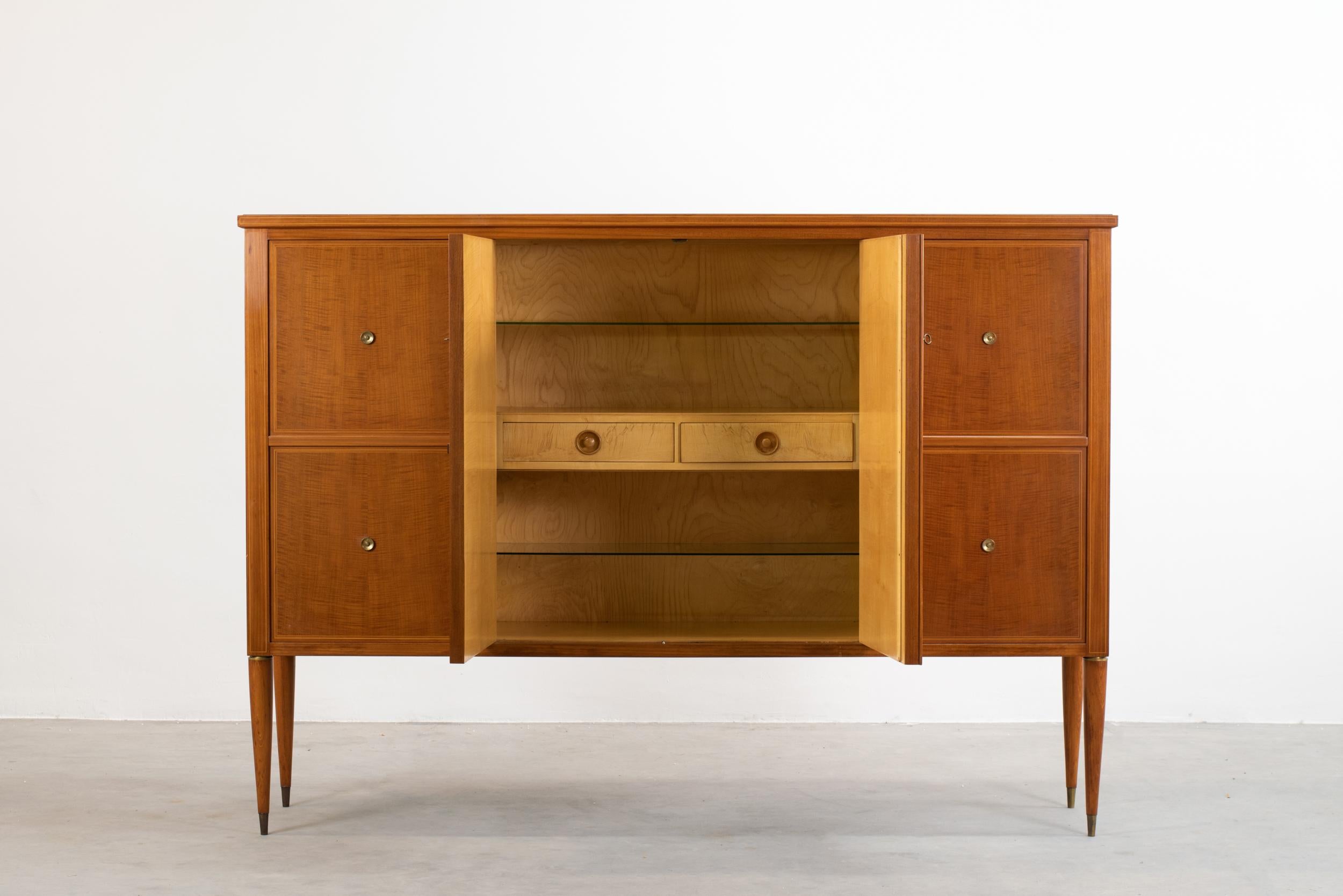 20th-century high rosewood sideboard by Paolo Buffa, in rosewood with brass fixtures, four doors with inner drawers and shelves.
Execution attributed to Serafino Arrighi, 1940s, Italy.
  