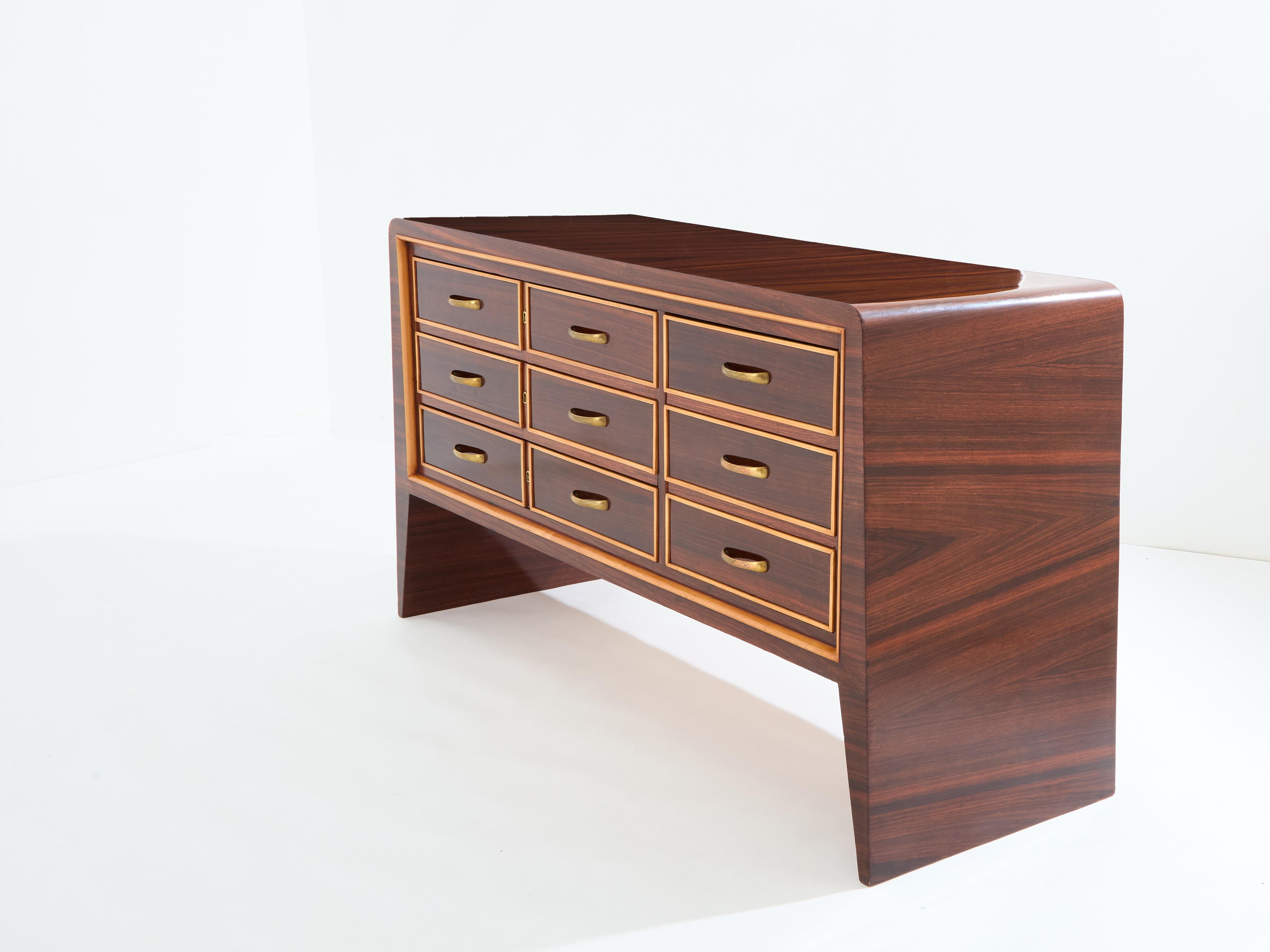 Metà XX secolo Paolo Buffa cassettiera in sicomoro e ottone 1940 in vendita