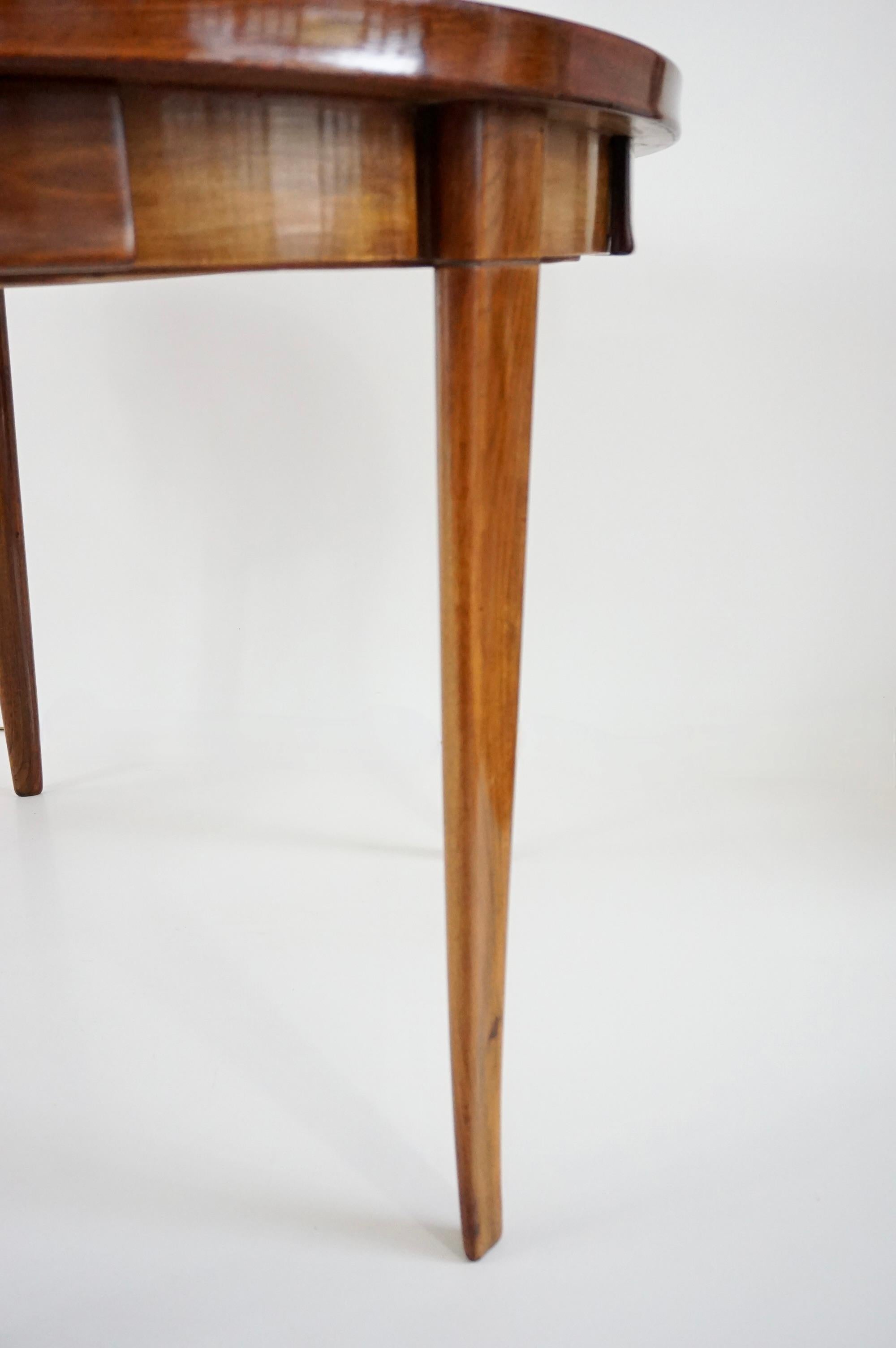 Walnut Paolo Buffa round center or game table, walnut, five hidden drawers, 1950 For Sale