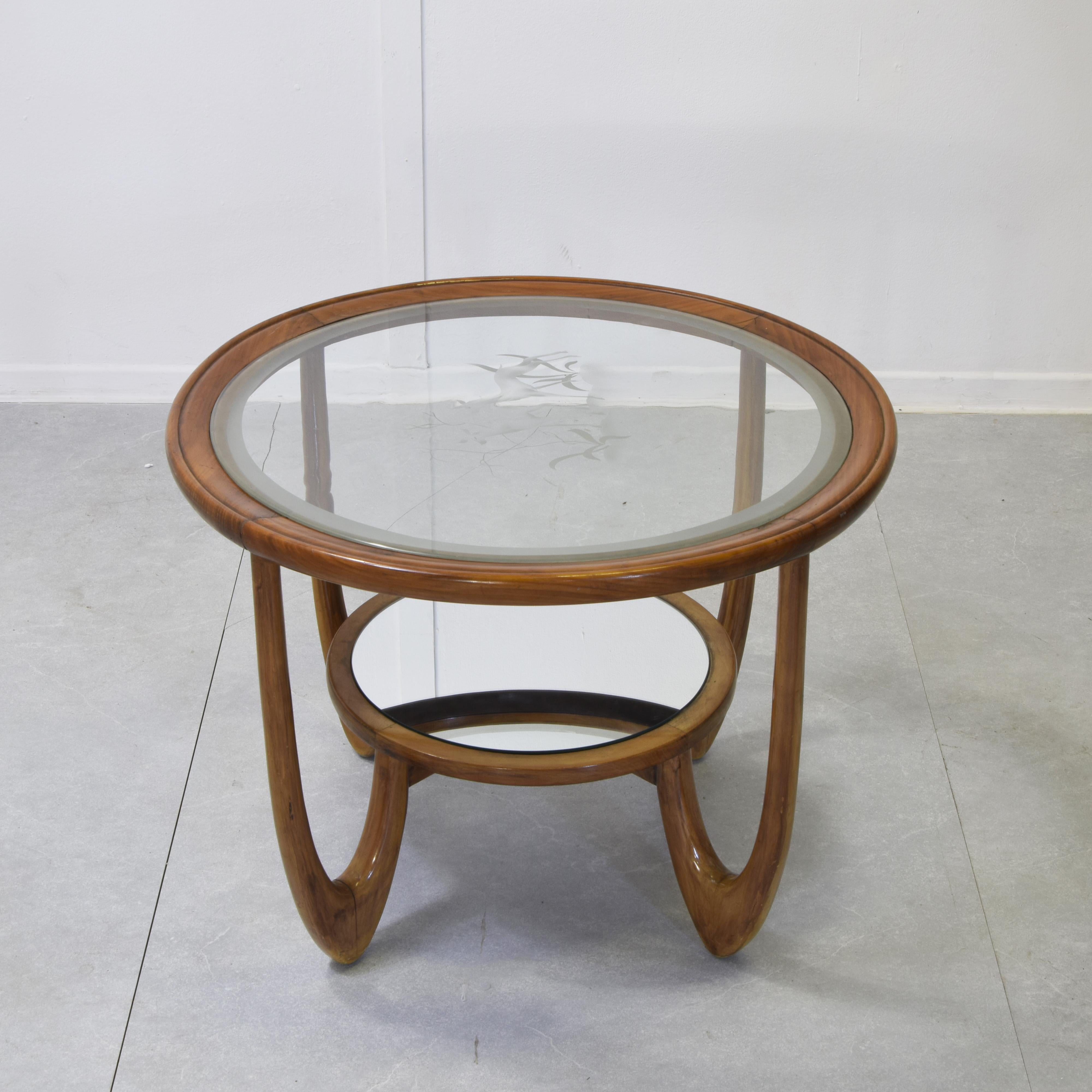 The sinuous legs, joined by a second circular top, display very fine woodwork. This kind of carved elegance is consistent with Buffa’s style, especially in the 1940s-1950s production. The etched glass top with wooden edging and engraved decoration