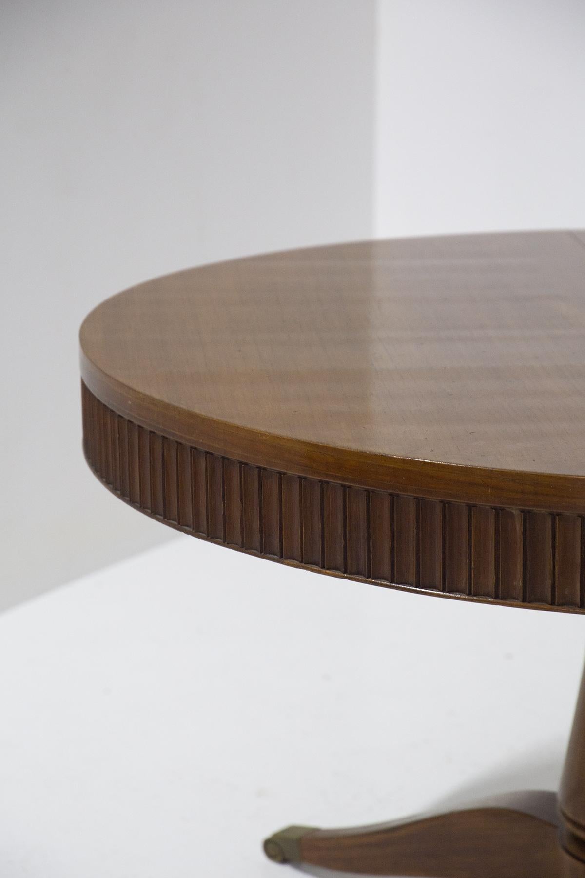 Lovely round table designed by the great designer Paolo Buffa for the fine Italian manufacture Serafino Arrighi in the 1960s.
The table is made of fine wood with excellent workmanship of the pedestal and its feet and with magnificent indentations