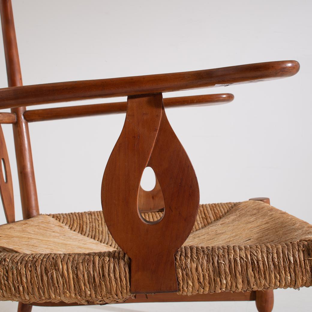 Seltener und monumentaler Sessel aus Kirschholz und Stroh, entworfen von dem berühmten italienischen Architekten und Designer Paolo Buffa. Ein Werk von großer Strenge und Raffinesse, das sich gut an verschiedene Wohnlösungen anpassen