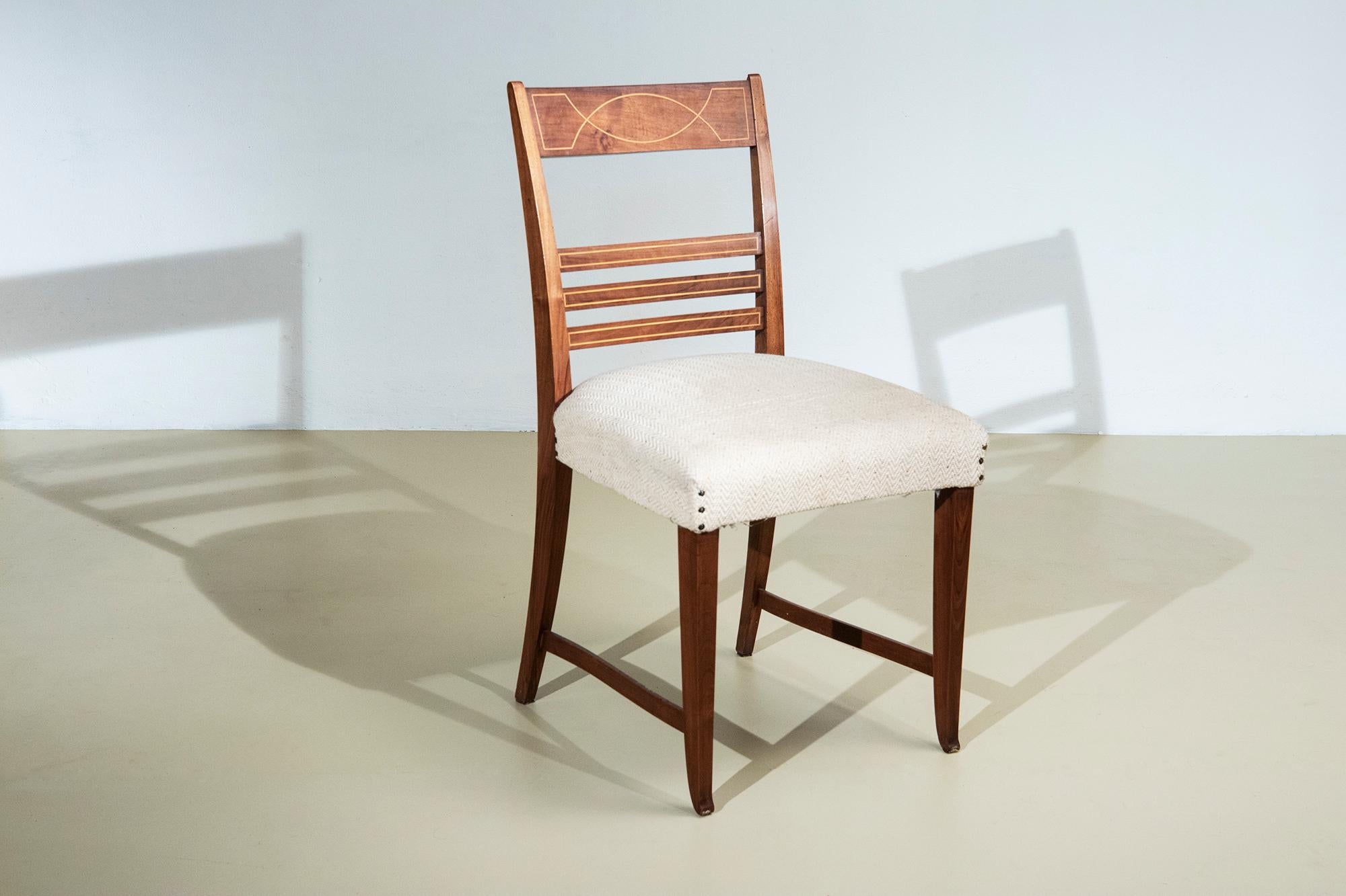 Paolo Buffa, Satz von sechs Stühlen
Sechs Holzstühle, entworfen von Paolo Buffa,  mit eingelegter geometrischer Verzierung in der Rückenlehne, Sitz mit Stoff in Weißtönen gepolstert.
Produziert von Mosè Turri, Italien, um 1950

Bibliographie:
Eredi