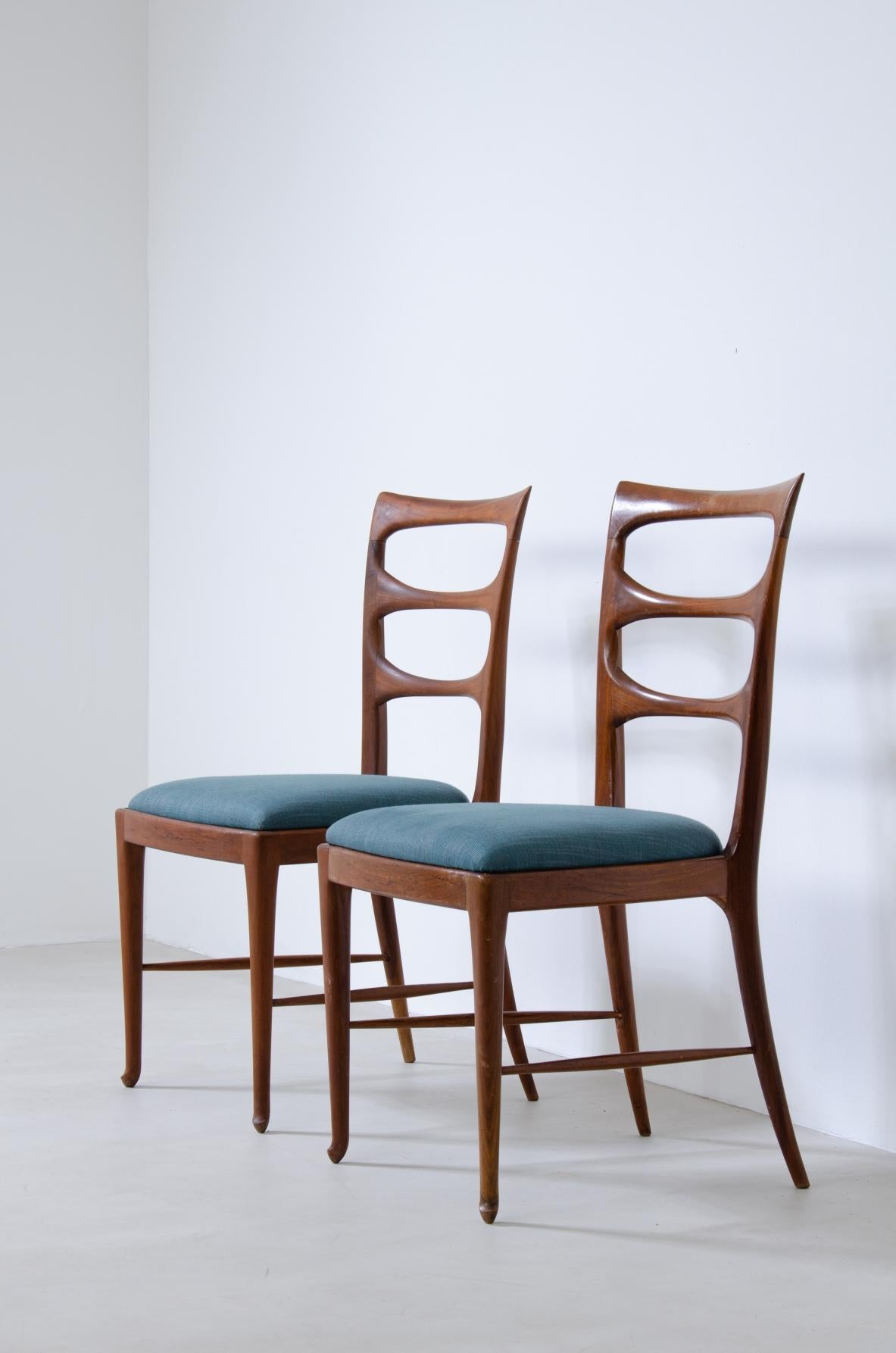 Paolo Buffa (1903-1970)

Set of six elegant dining chairs in walnut with nice carved back and upholsterd seat.
Manifactured by Serafino Arrighi, Italy, 1950's.

Bibl. Mobili di Paolo Buffa.

