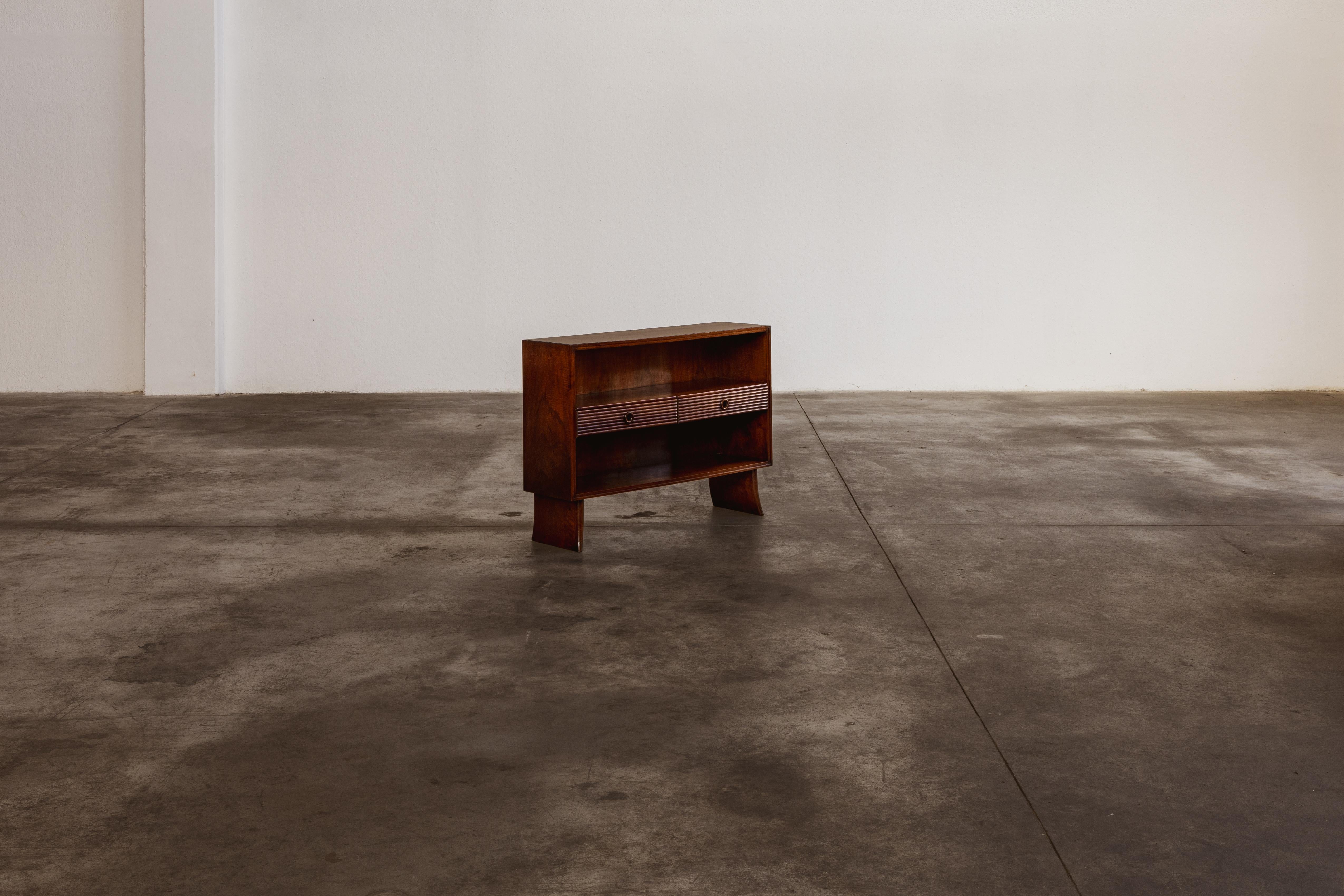 Buffet Paolo Buffa pour La Permanente Mobili Cantù, placage et laiton, Italie, années 1950.

Ce buffet du milieu du siècle, fabriqué en Italie vers 1950, incarne l'attachement de l'époque à la simplicité élégante et à l'artisanat raffiné. Cette